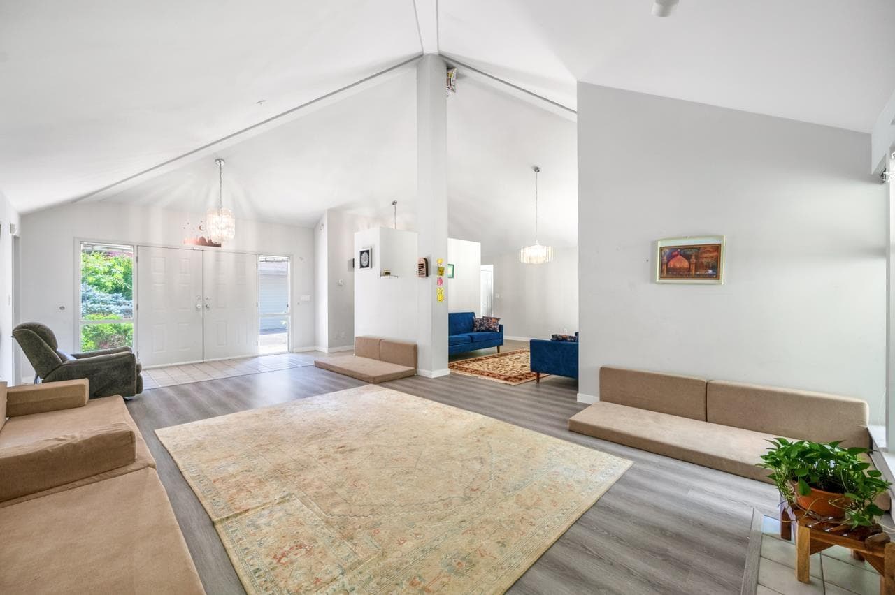 13553 25 AVENUE photo 3
