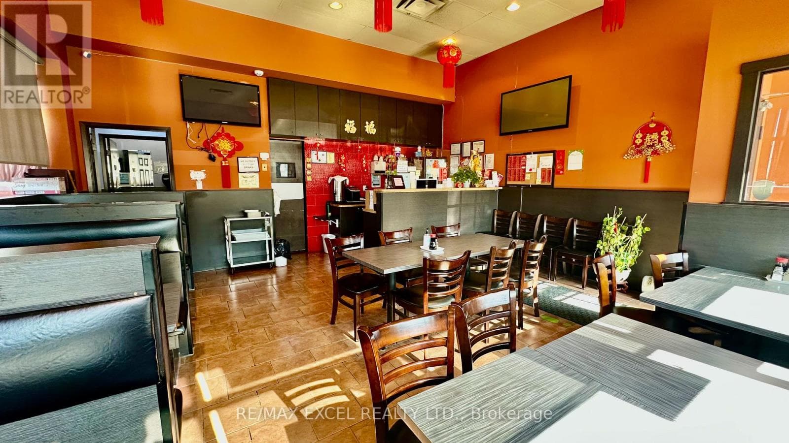 8 - 62 OVERLEA BOULEVARD photo 5