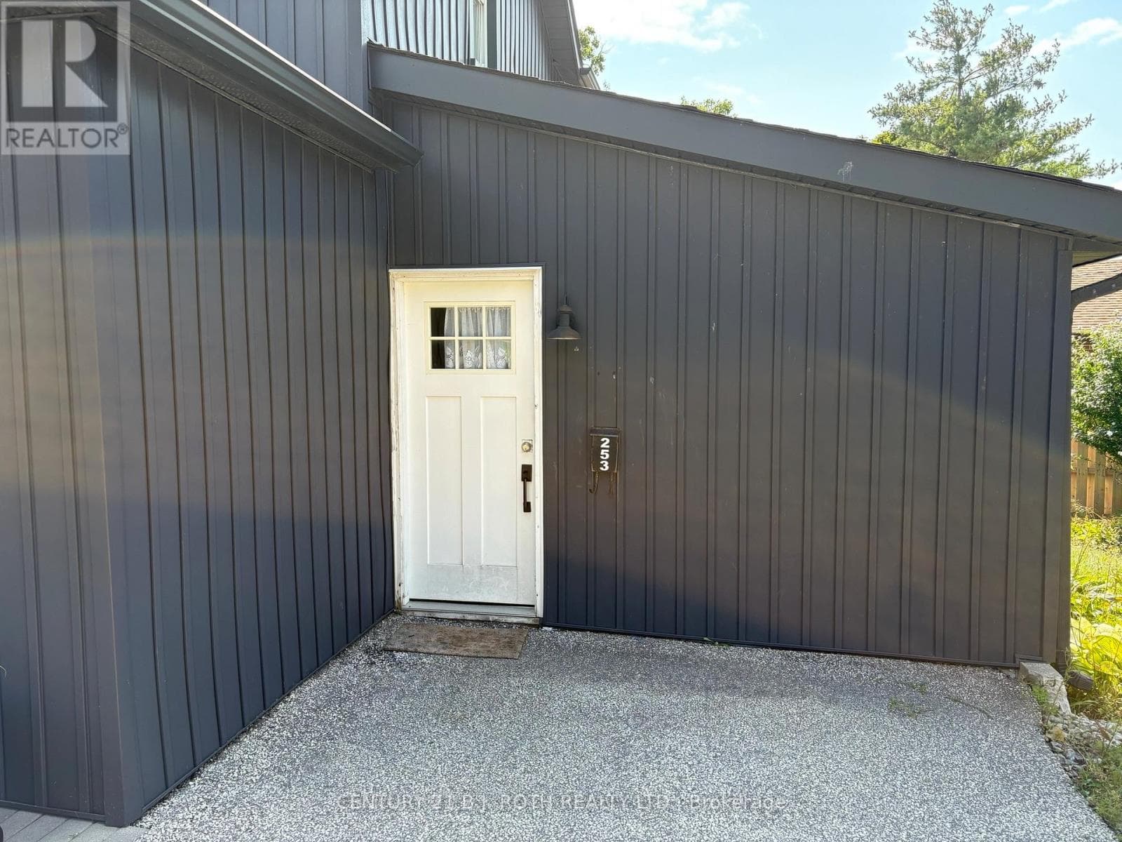 253 DUNLOP STREET E photo 4