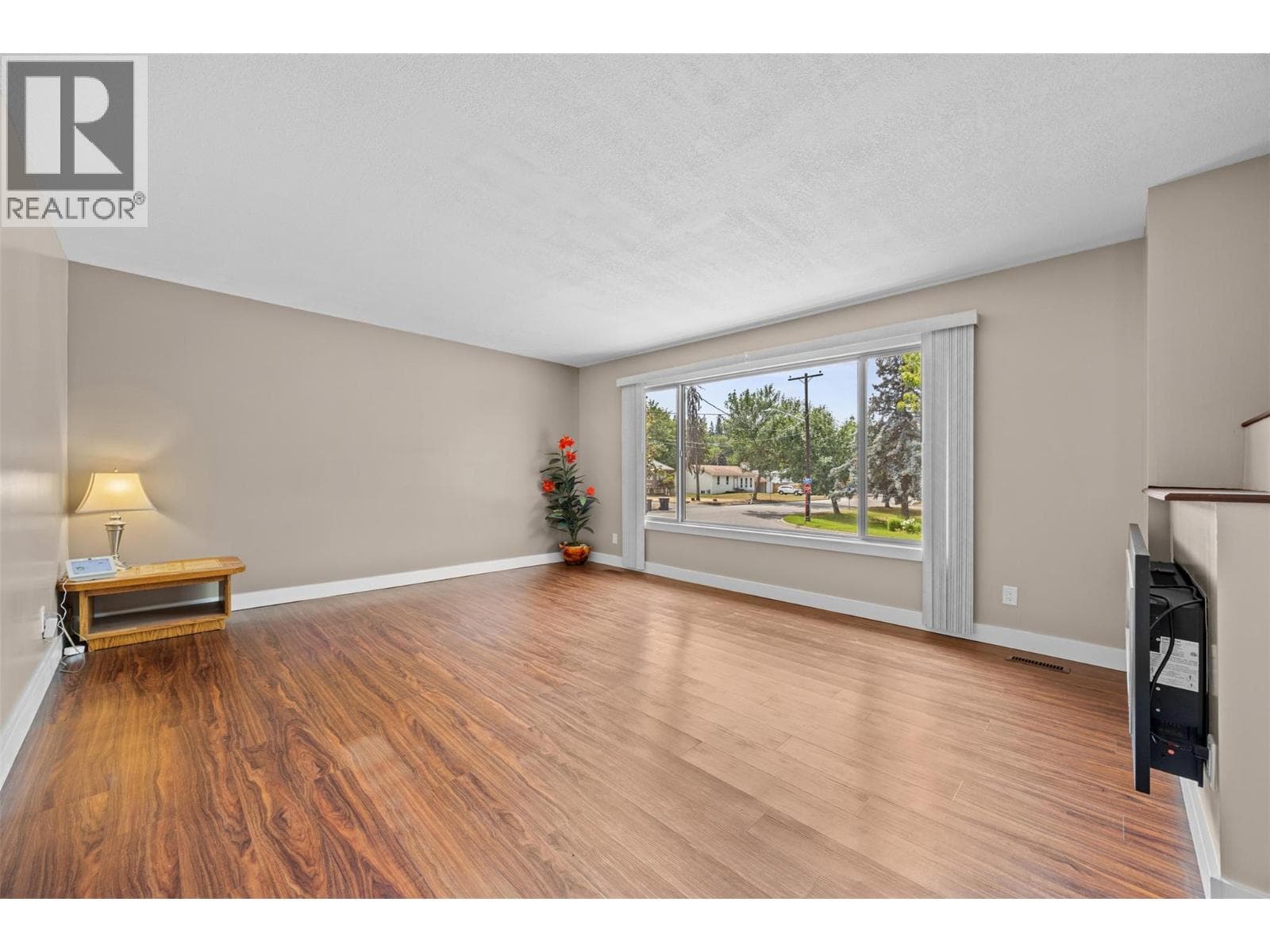 645 Mark Road photo 5