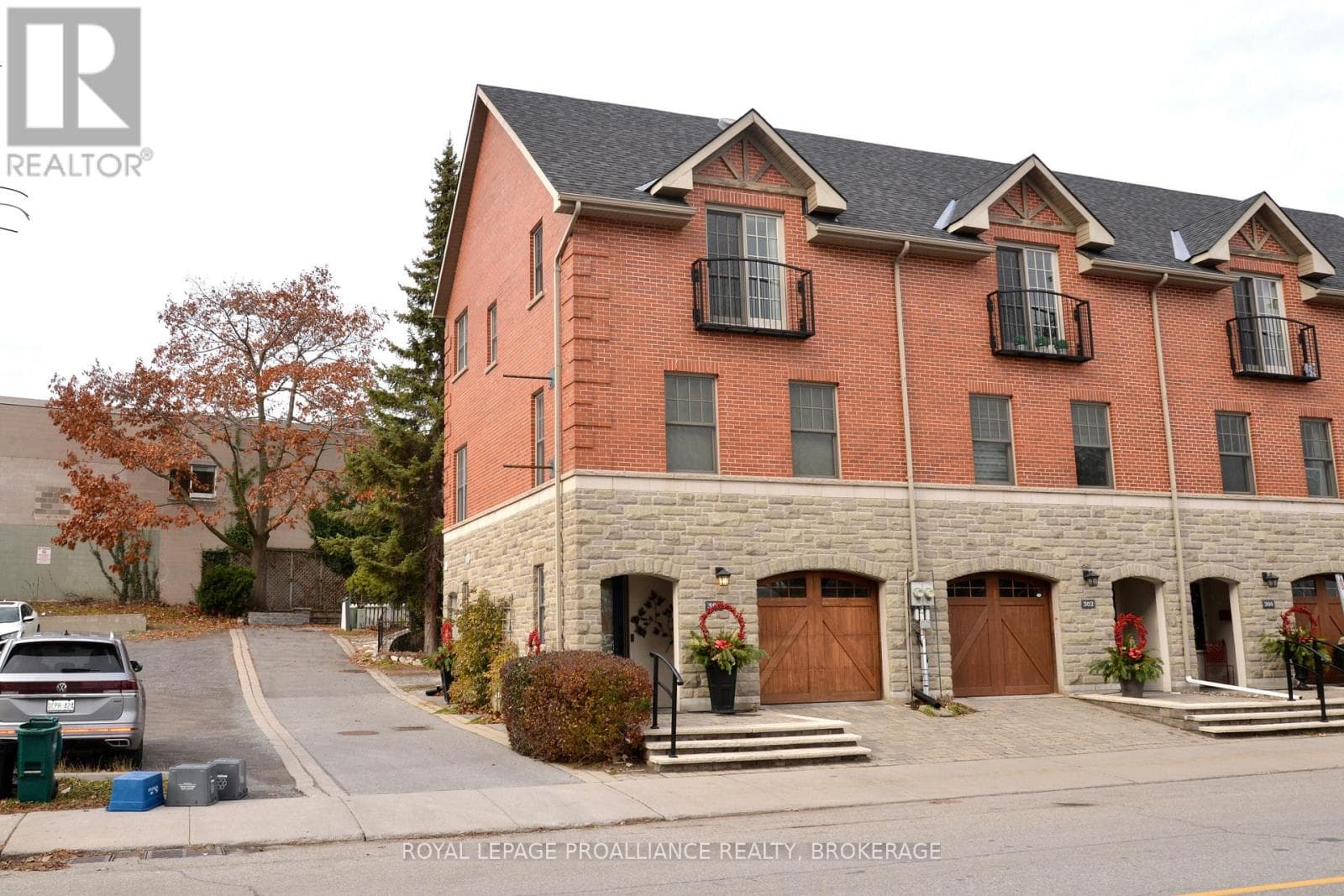 300 WELLINGTON STREET photo 2