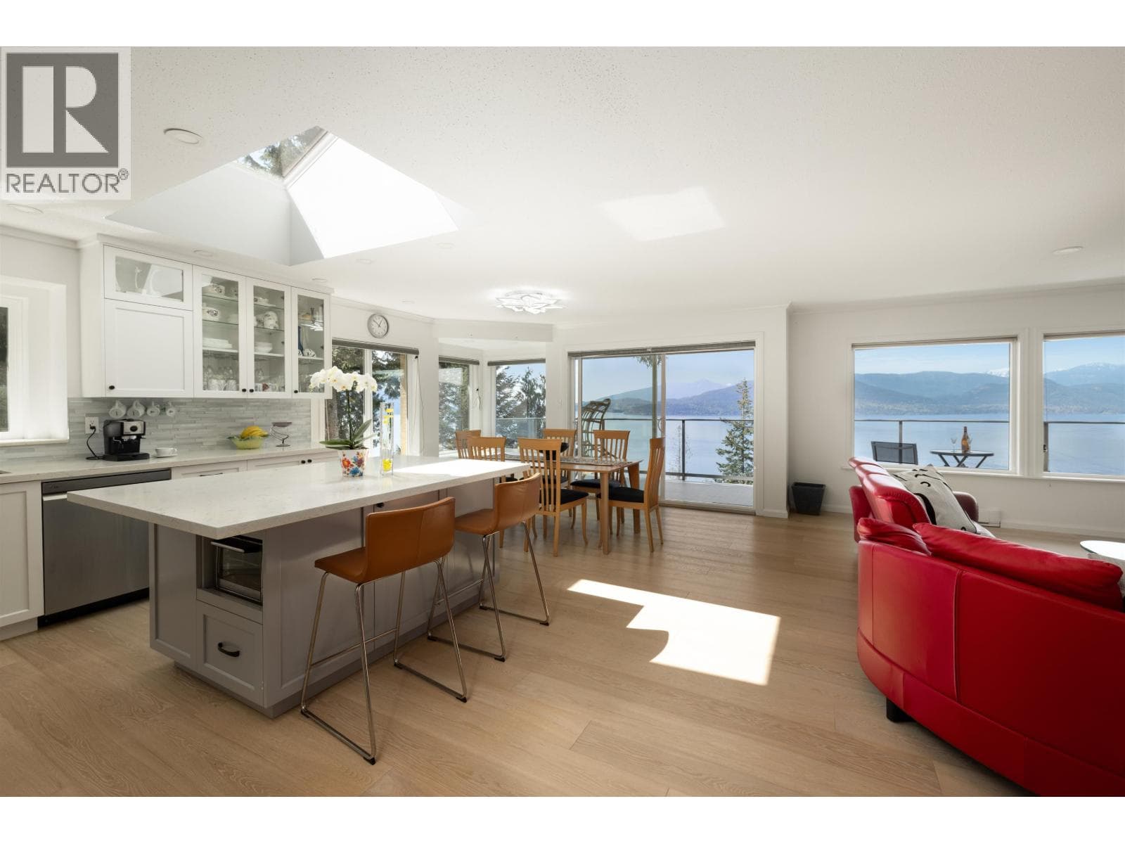 250 KELVIN GROVE WAY photo 2