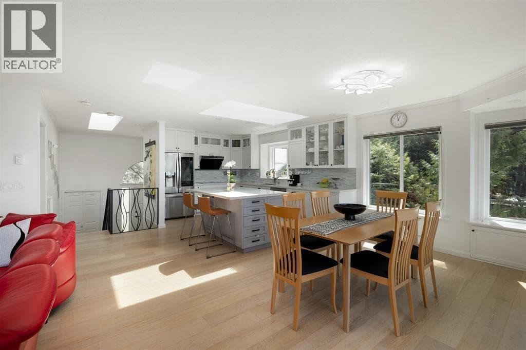 250 KELVIN GROVE WAY photo 4