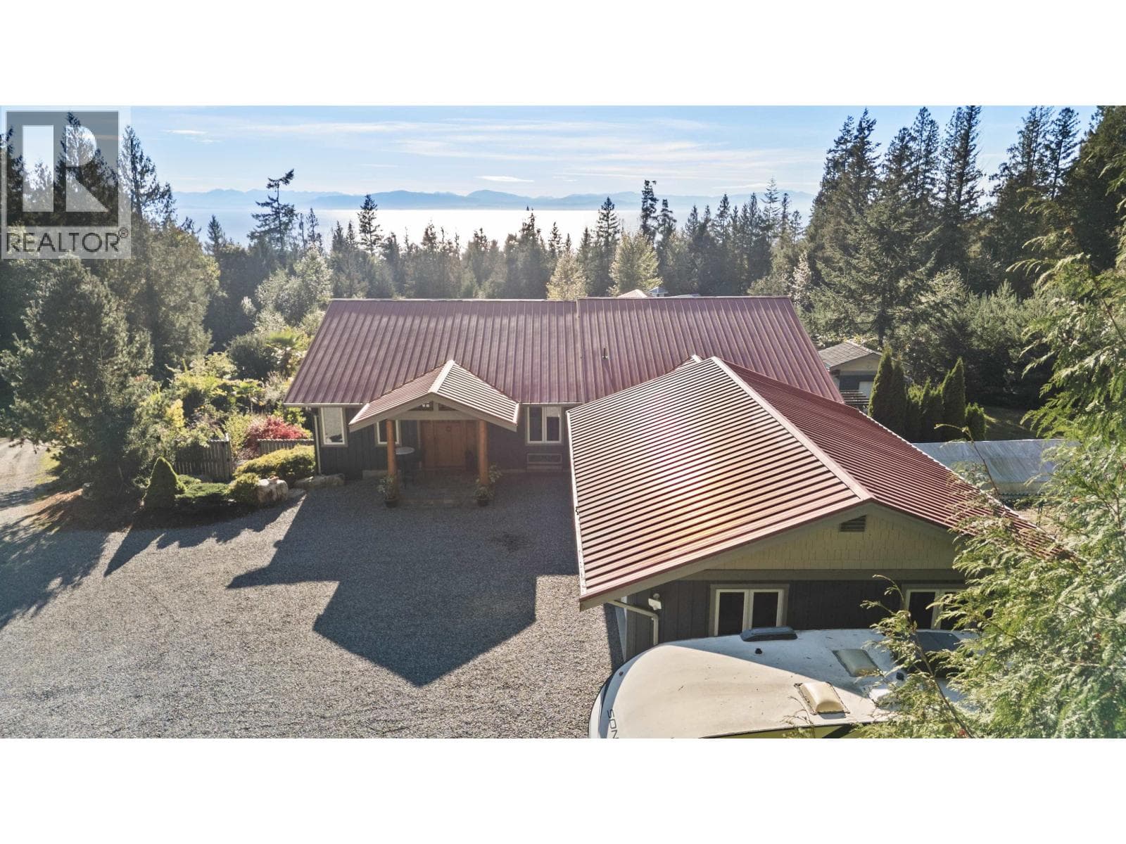 2440 SUNSHINE COAST HIGHWAY photo 2