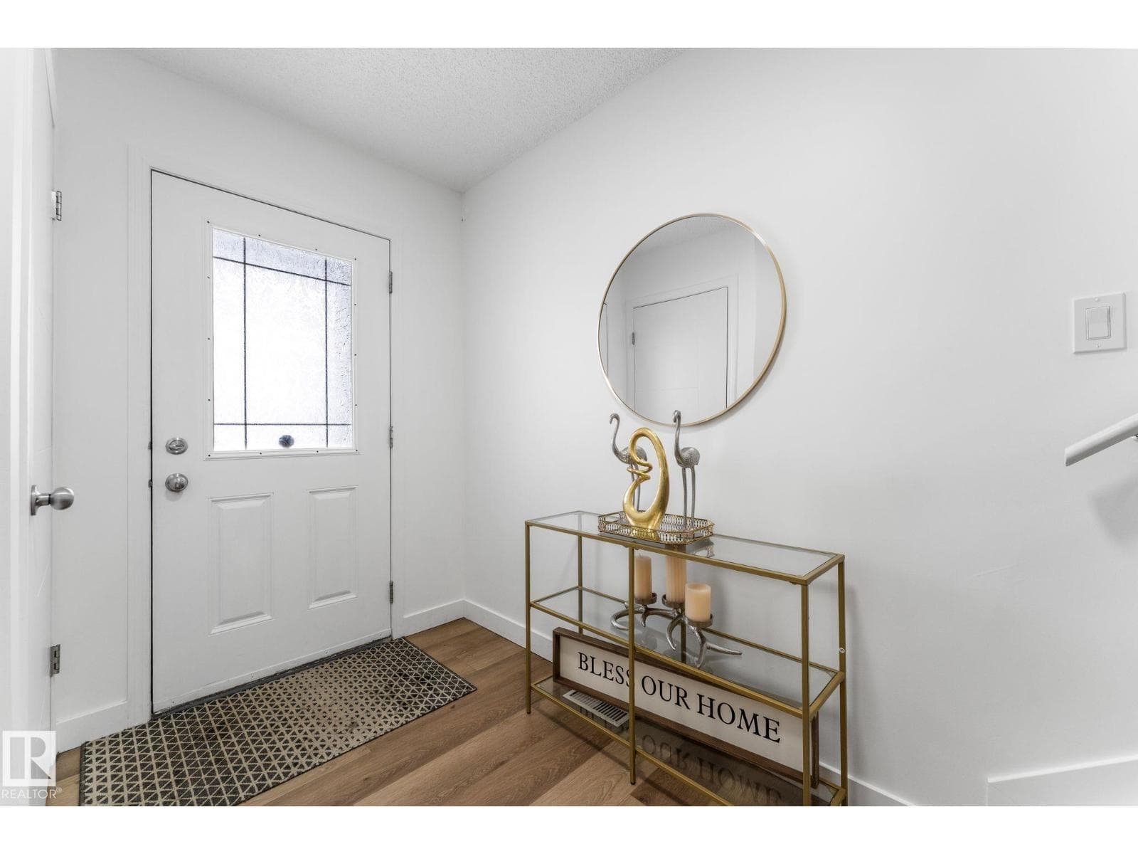 802 MCLEOD AV photo 3