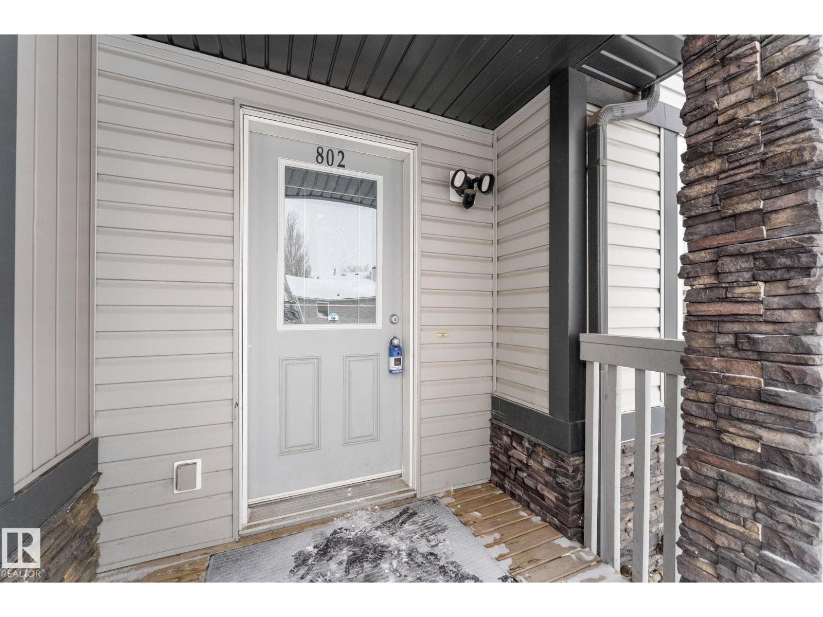 802 MCLEOD AV photo 2