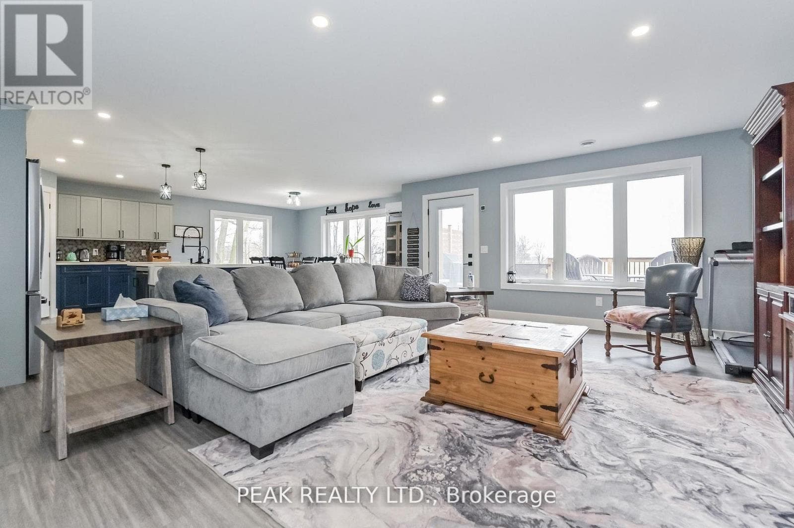 1020 VICTORIA STREET photo 4