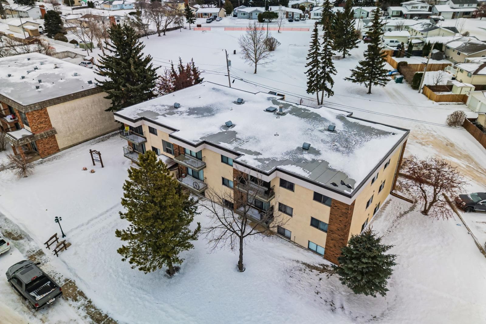 5333  49 Ave photo 3