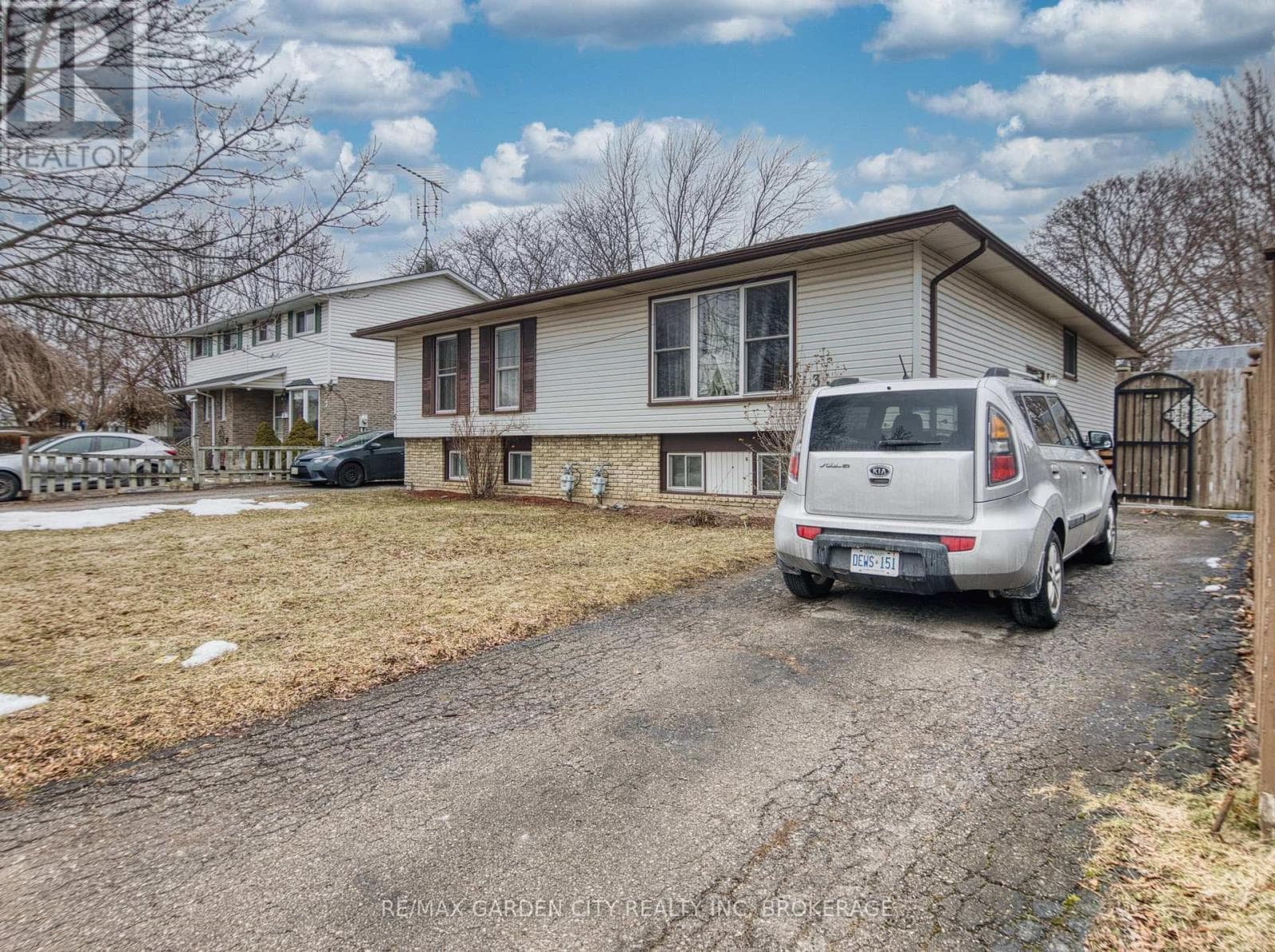5 bed 2 bath single family at 3 TARA CRESCENT — $469,000