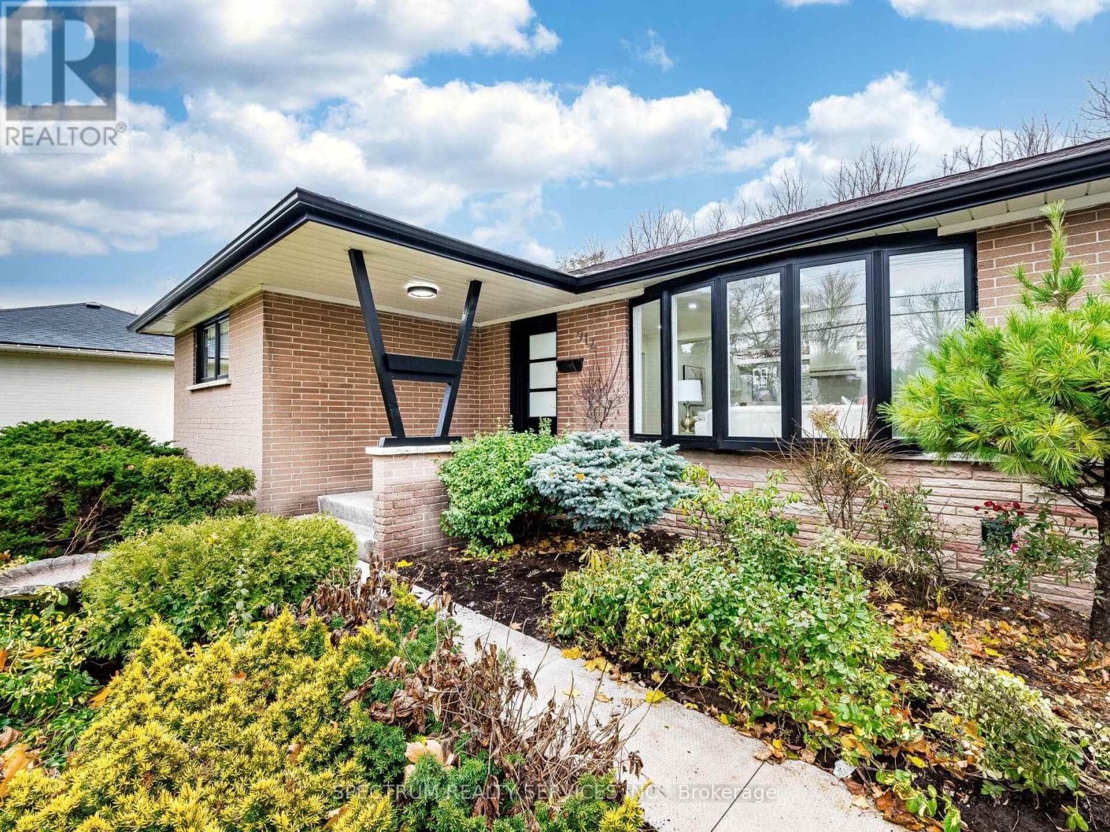 914 FRANCIS ROAD photo 4