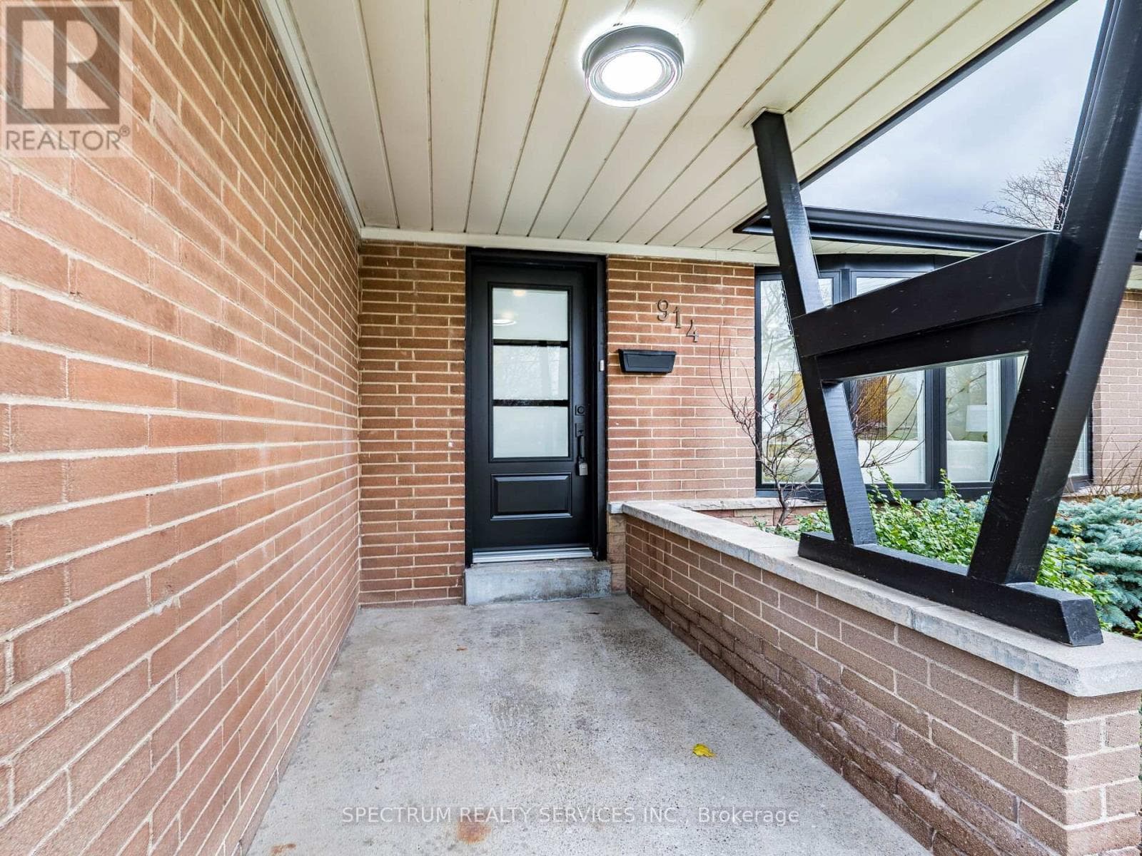 914 FRANCIS ROAD photo 5