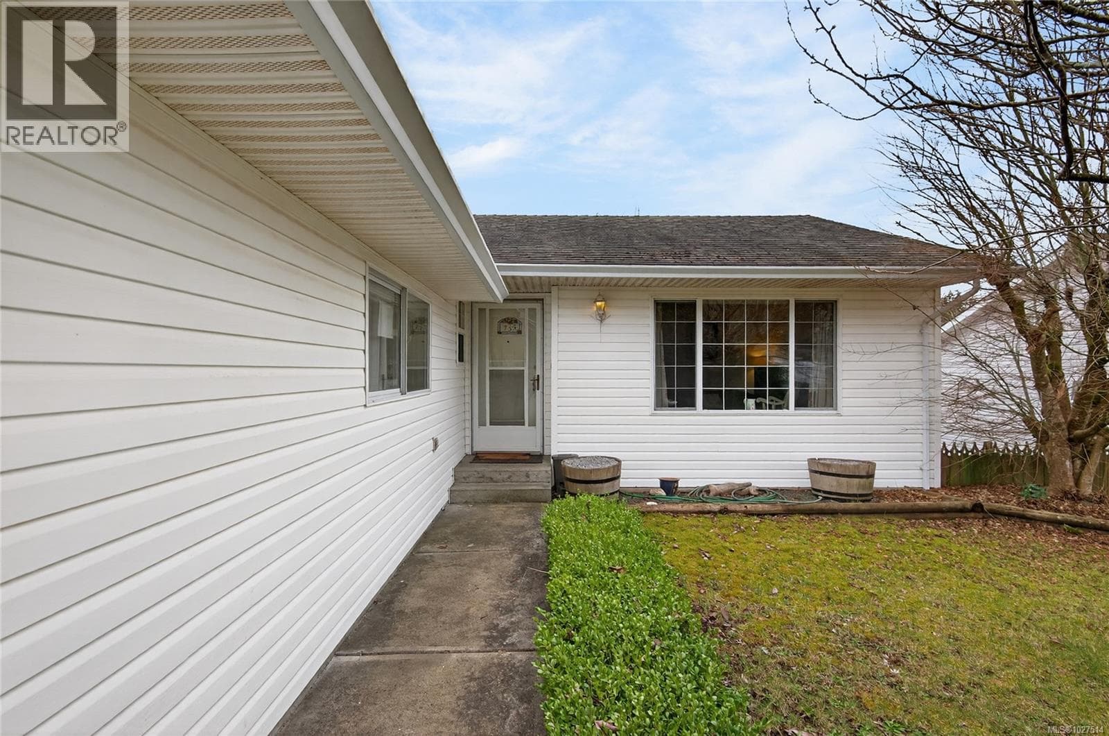 755 Kit Cres photo 2