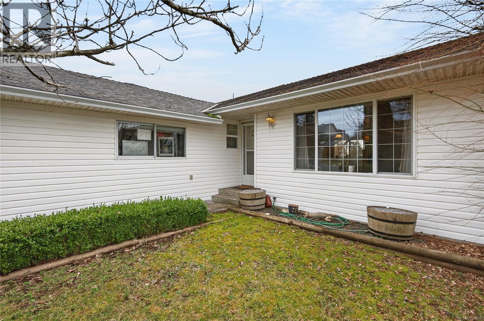755 Kit Cres photo 3