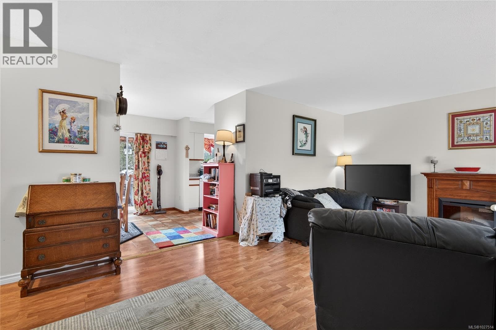 755 Kit Cres photo 5