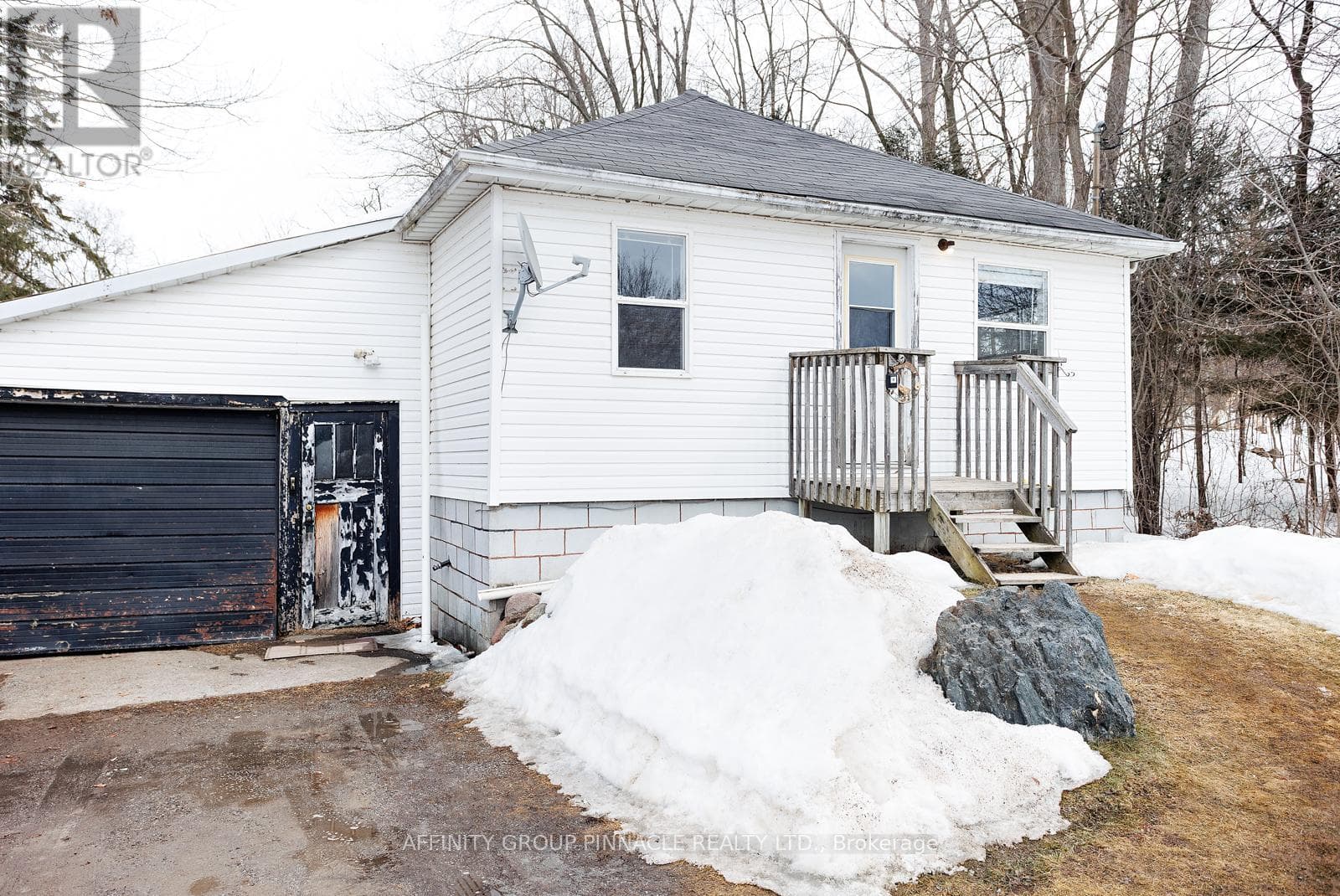4796 REGIONAL RD 57 photo 2