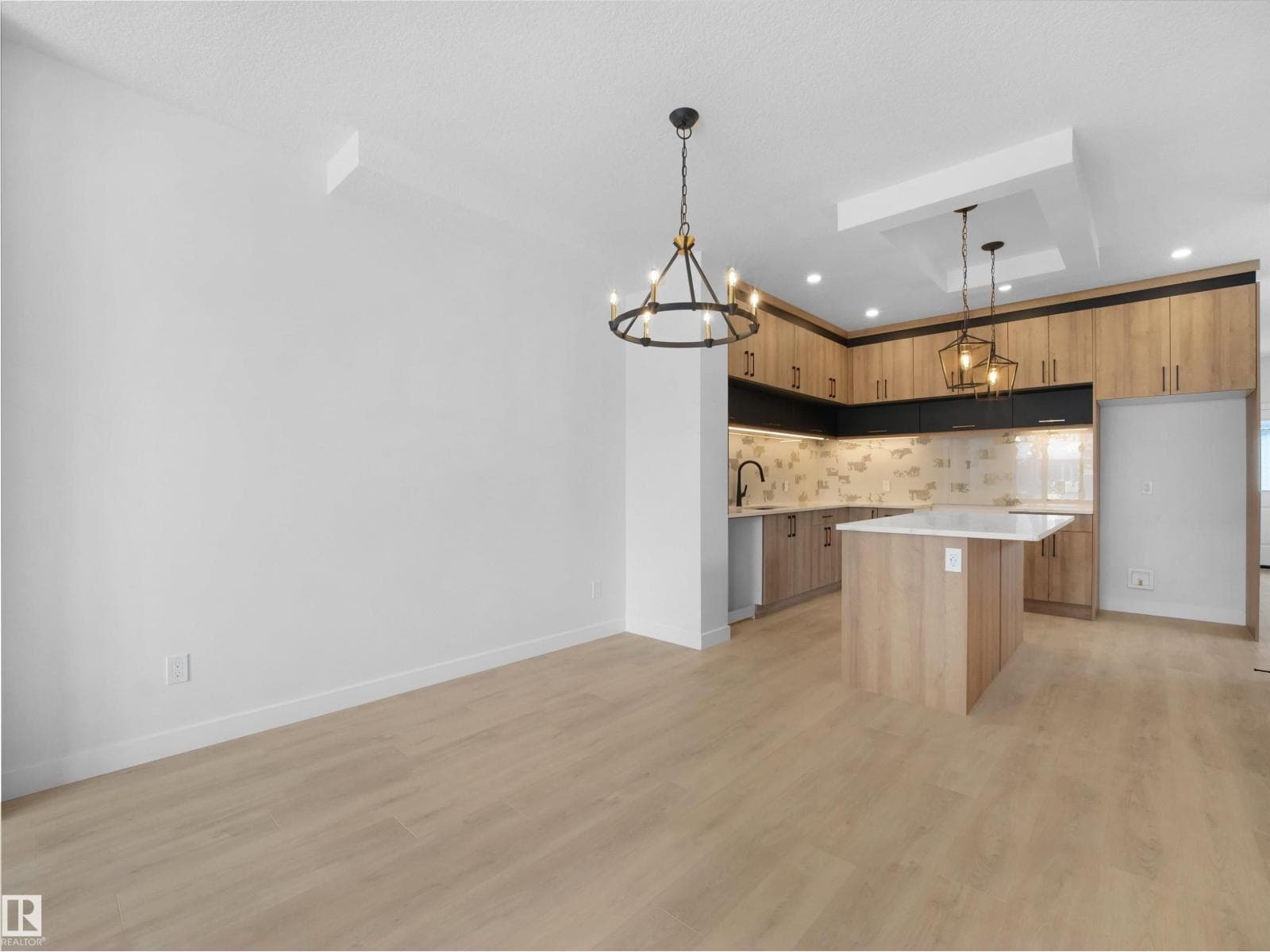 10946 62 AV NW photo 5