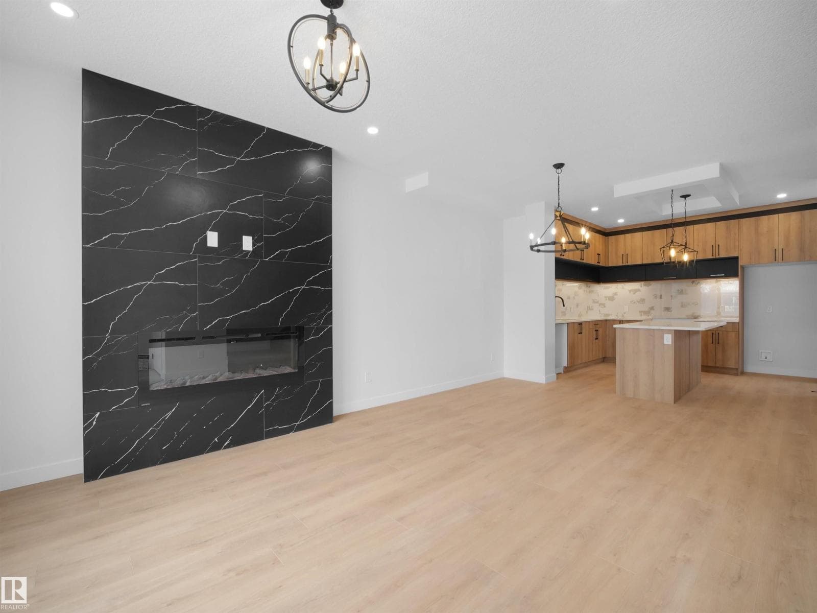 10946 62 AV NW photo 3