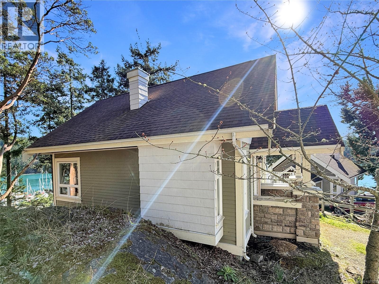 14C 2315 Mackinnon Rd photo 2