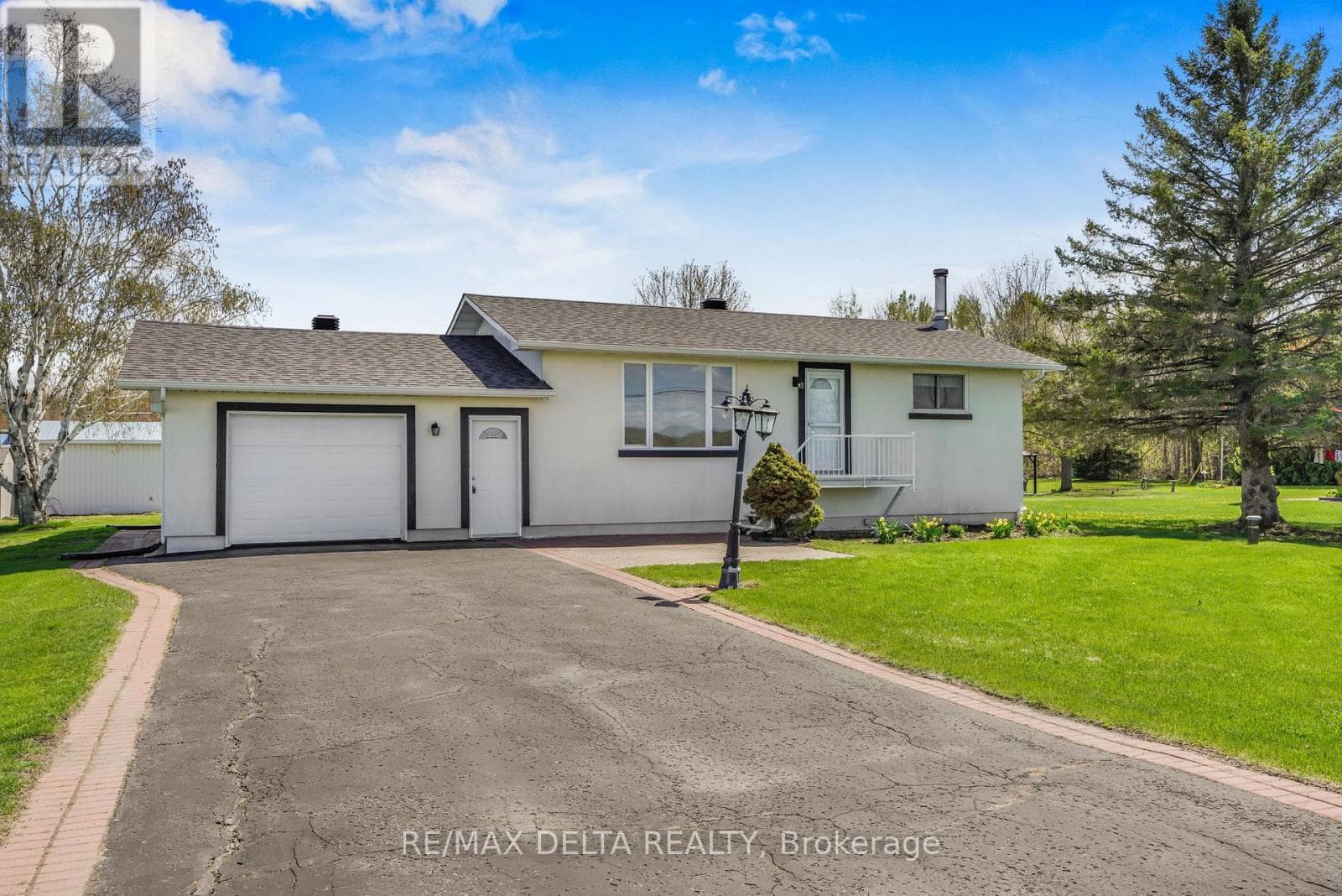 698 BASELINE ROAD photo 2
