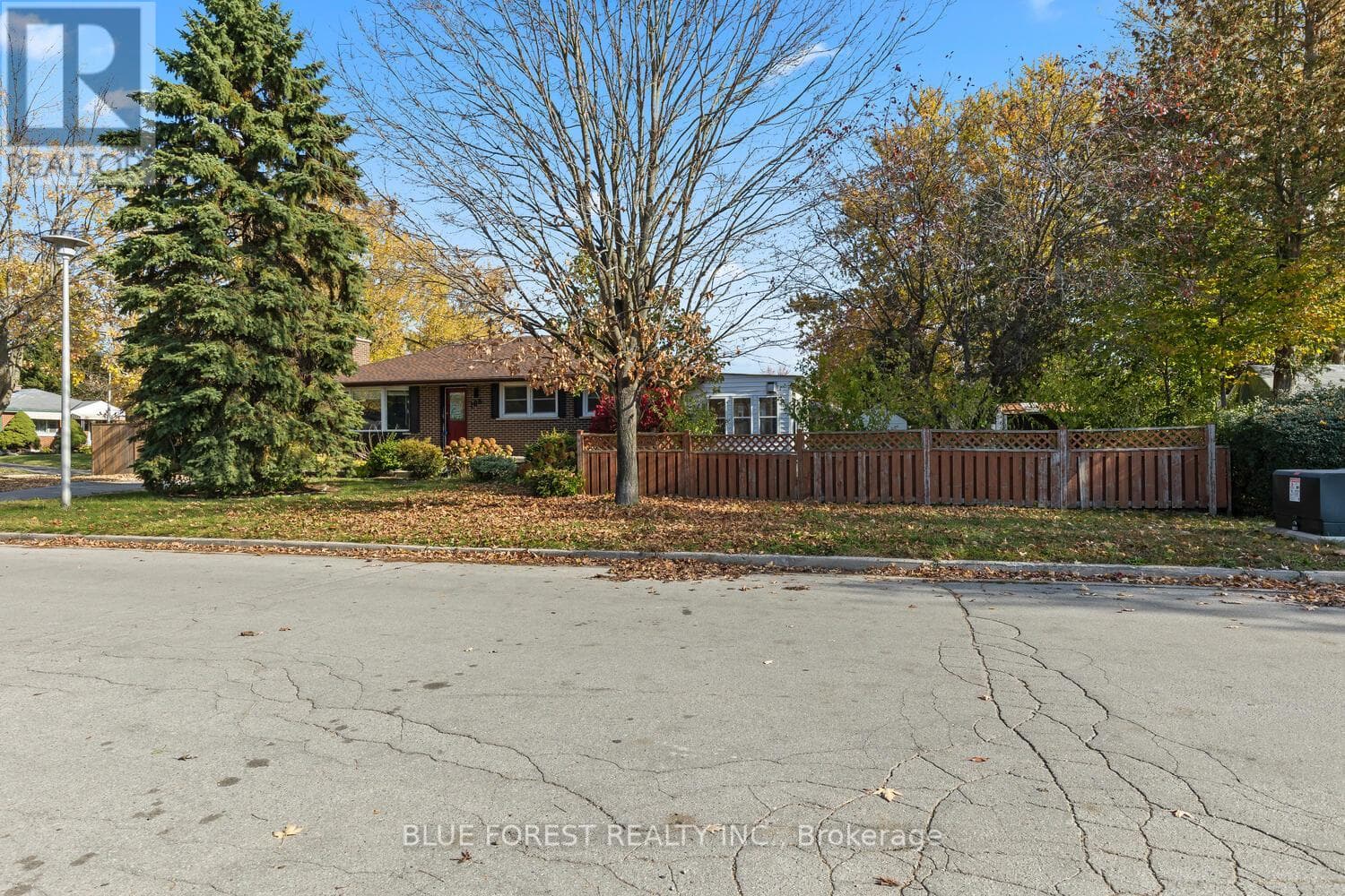 106 LAURENTIAN DRIVE N photo 2
