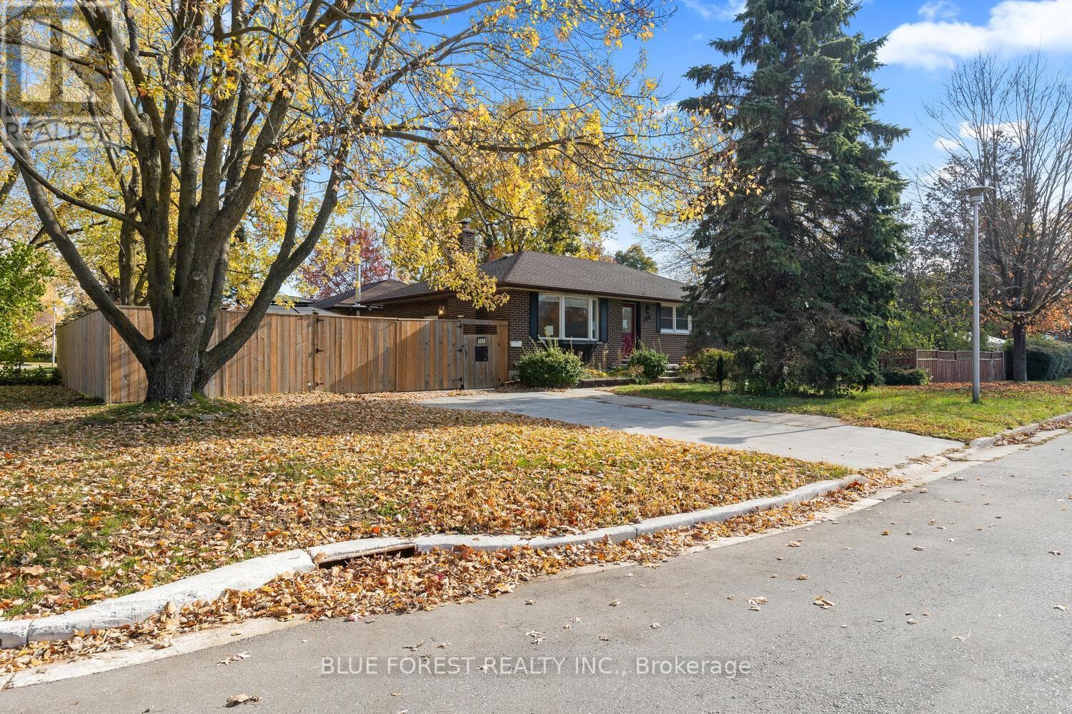 106 LAURENTIAN DRIVE N photo 3