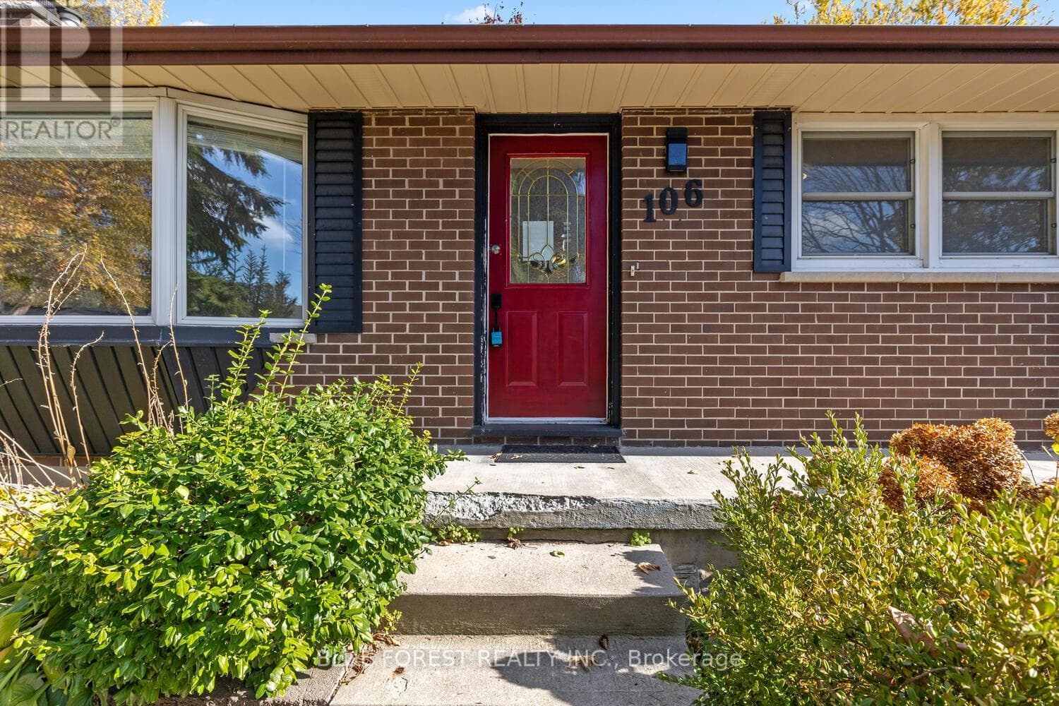 106 LAURENTIAN DRIVE N photo 5