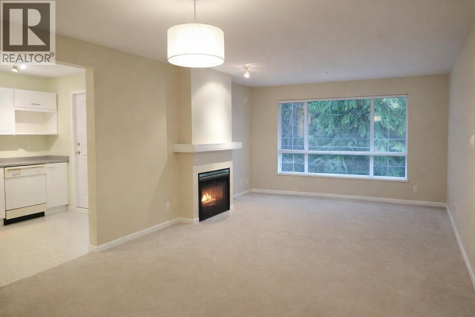 215 1242 TOWN CENTRE BOULEVARD photo 2