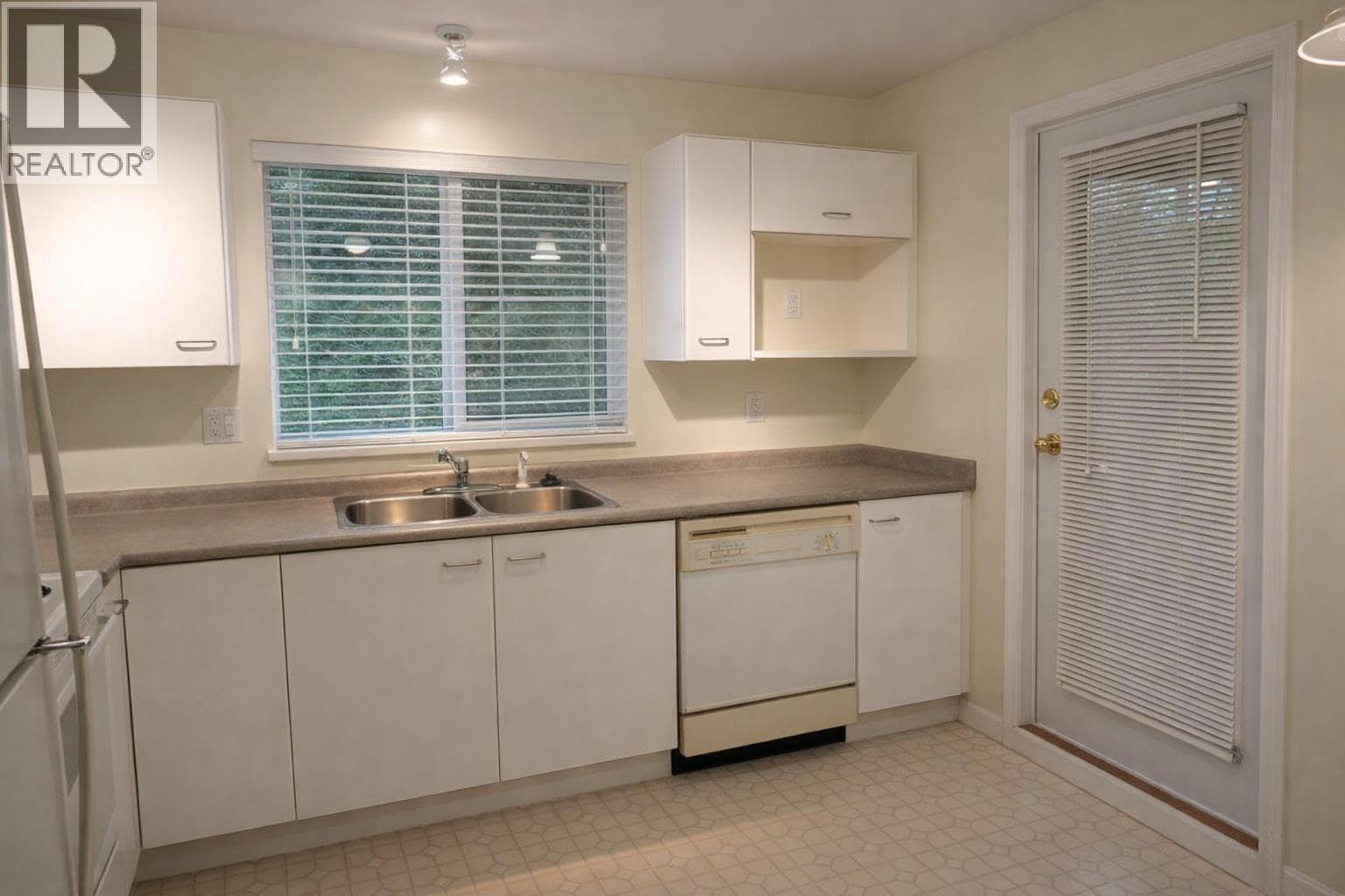 215 1242 TOWN CENTRE BOULEVARD photo 4