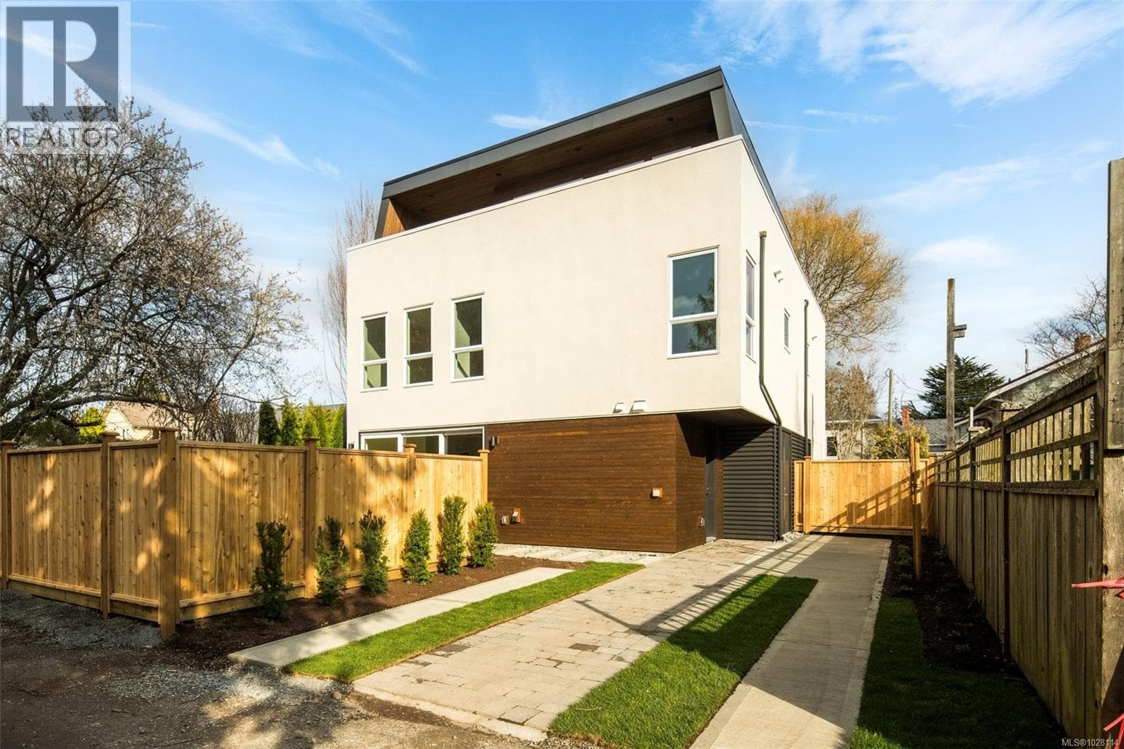 3 bed 3 bath single family at 1 920 Island Rd — $1,549,000