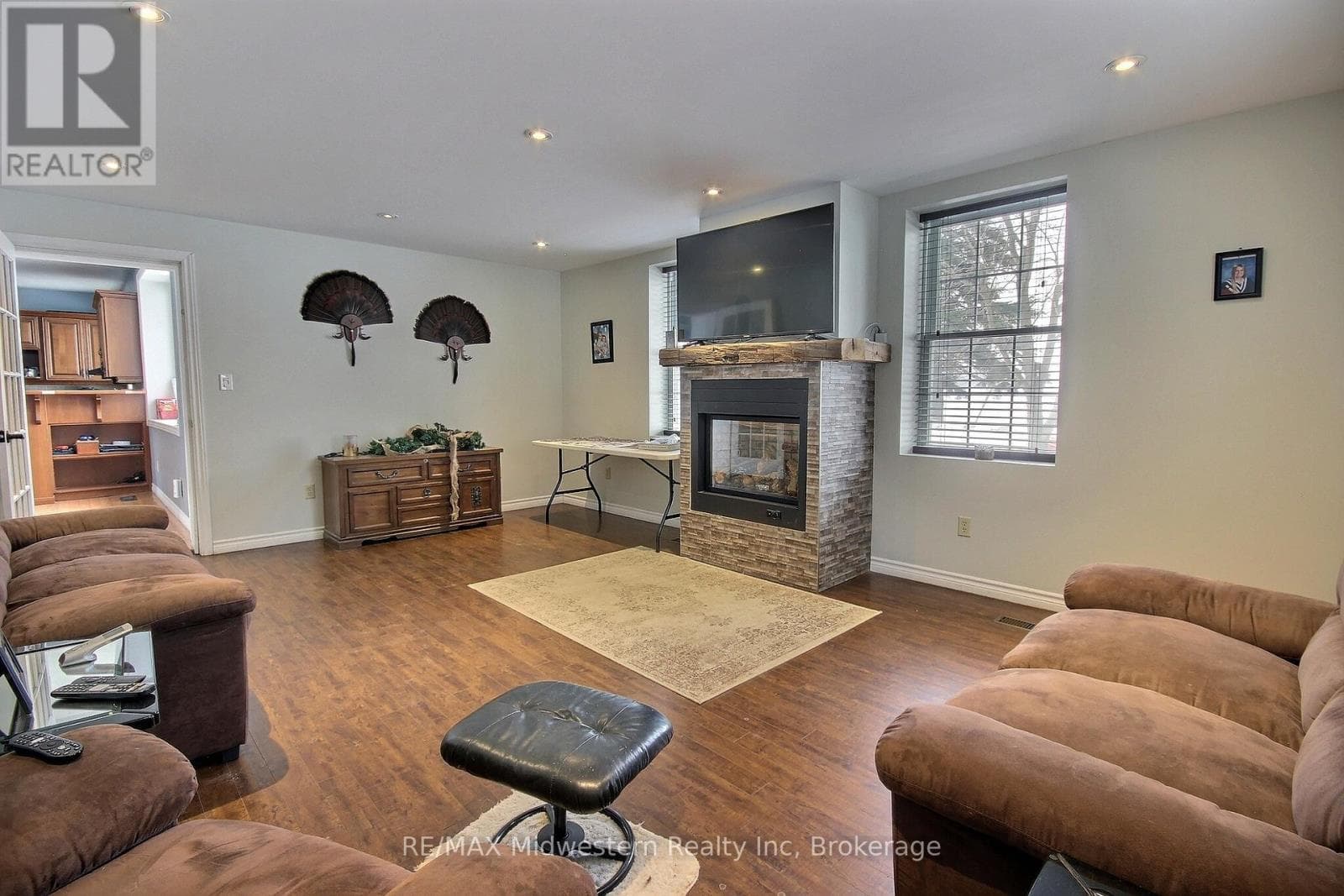 2081 JOHN STREET E photo 4