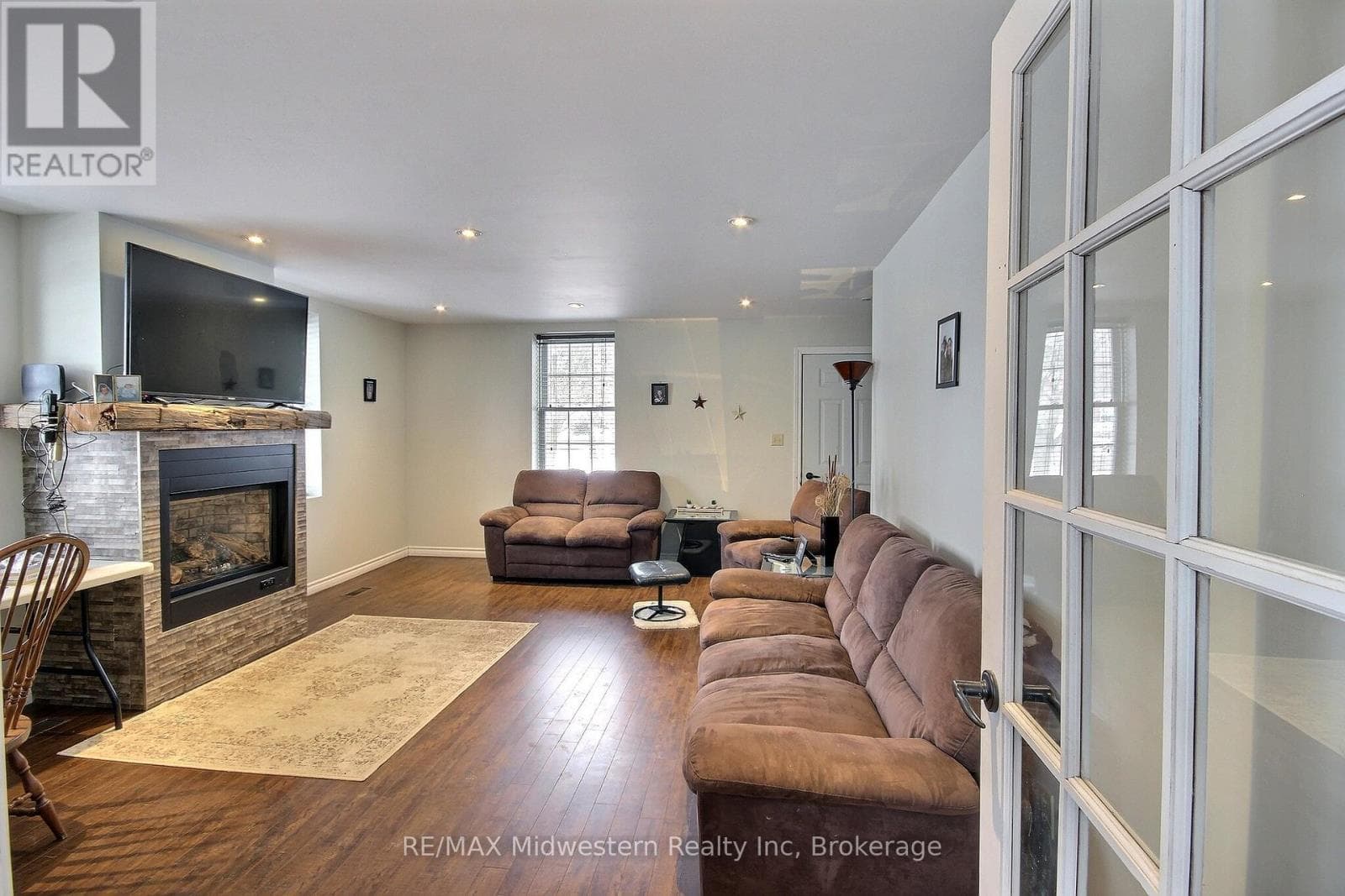 2081 JOHN STREET E photo 3
