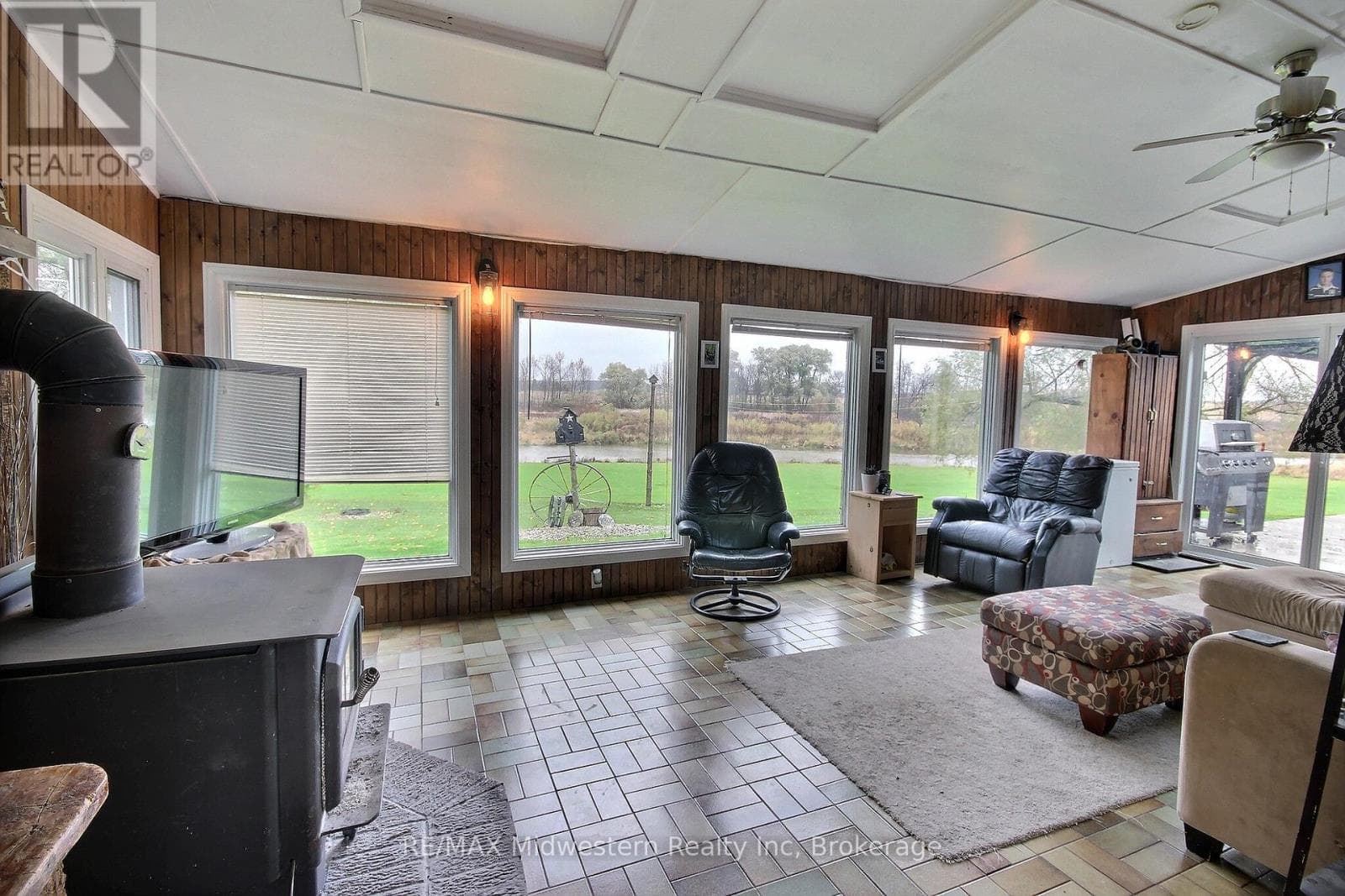 2081 JOHN STREET E photo 5