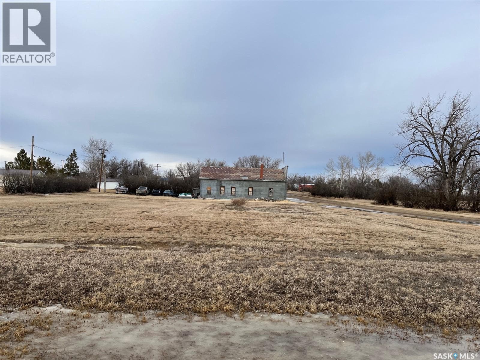 910 Railway AVENUE E photo 3
