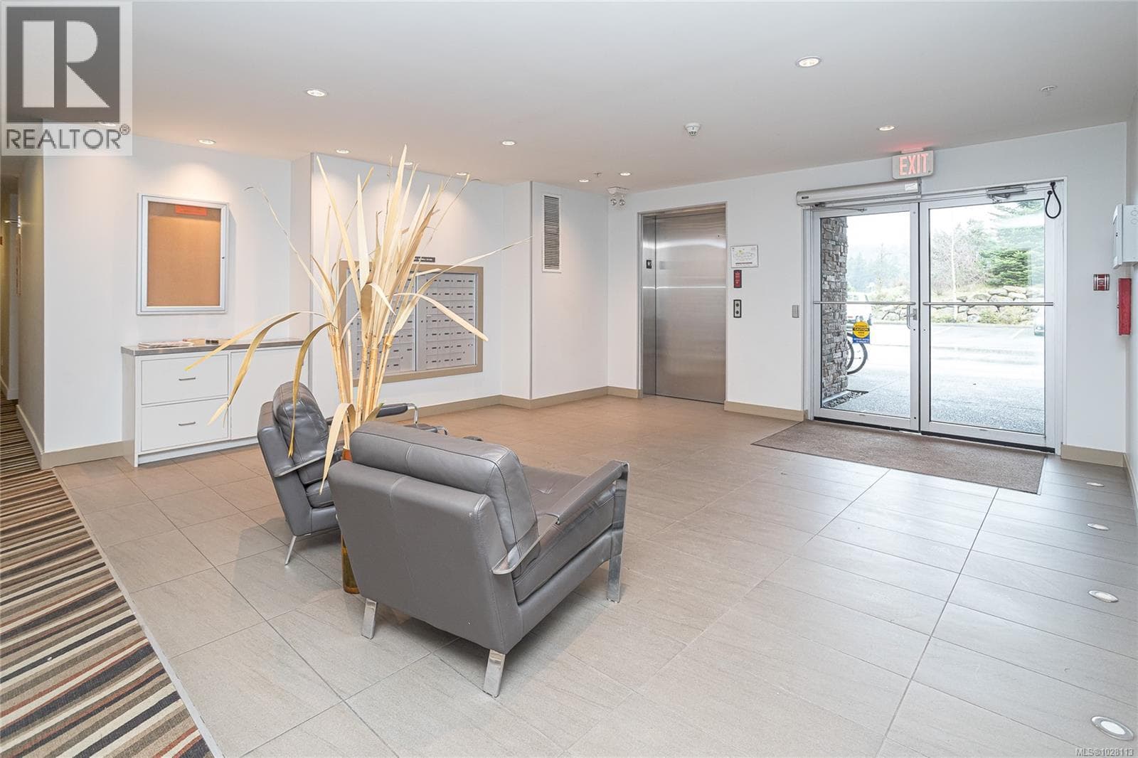 308 286 Wilfert Rd photo 4