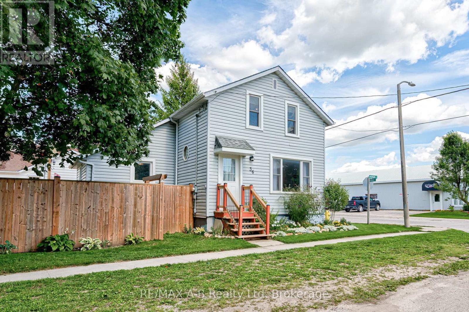 36 HURON STREET photo 3