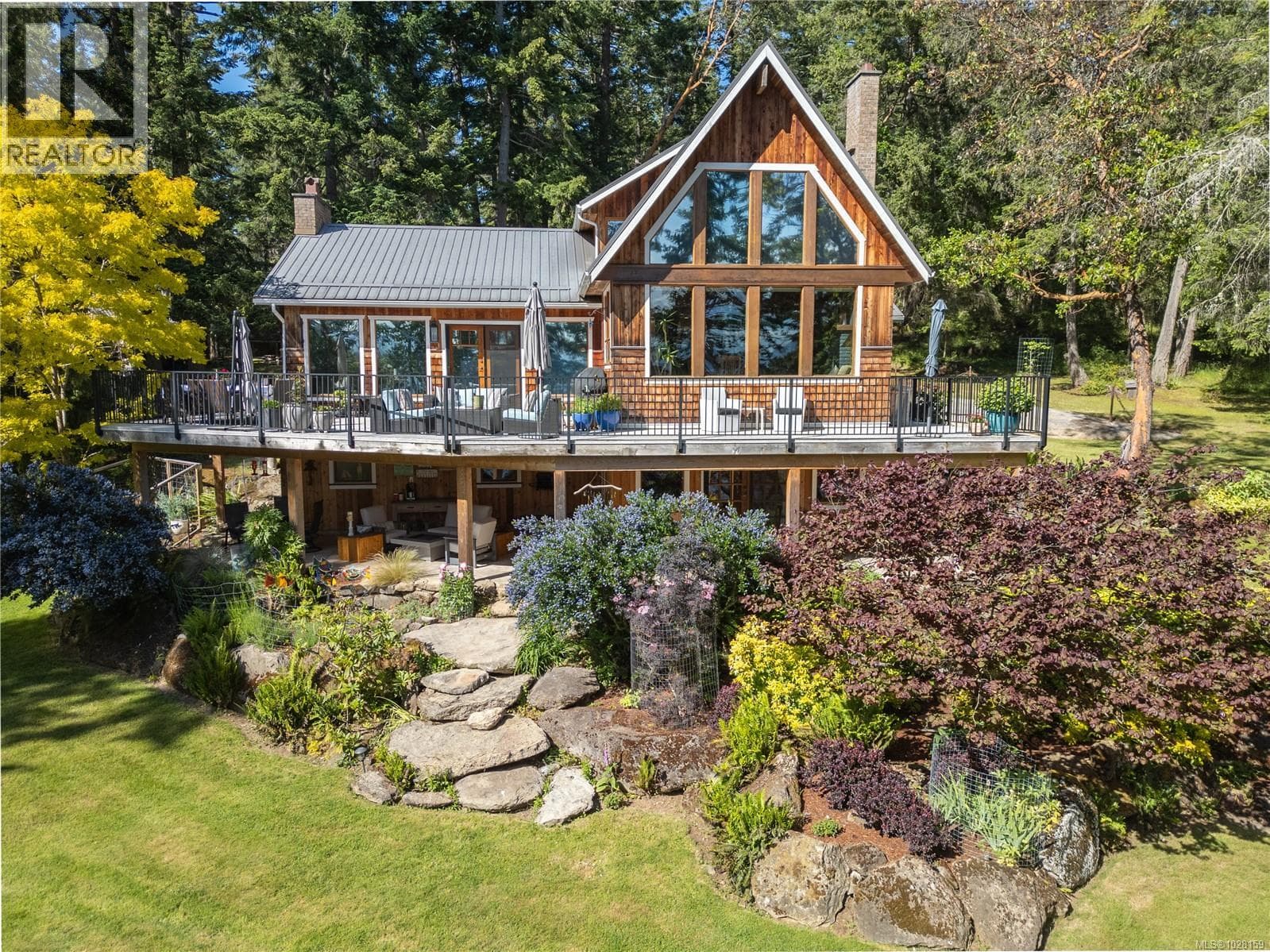 3 bed 3 bath single family at 225 Sea Meadow Dr — $2,450,000