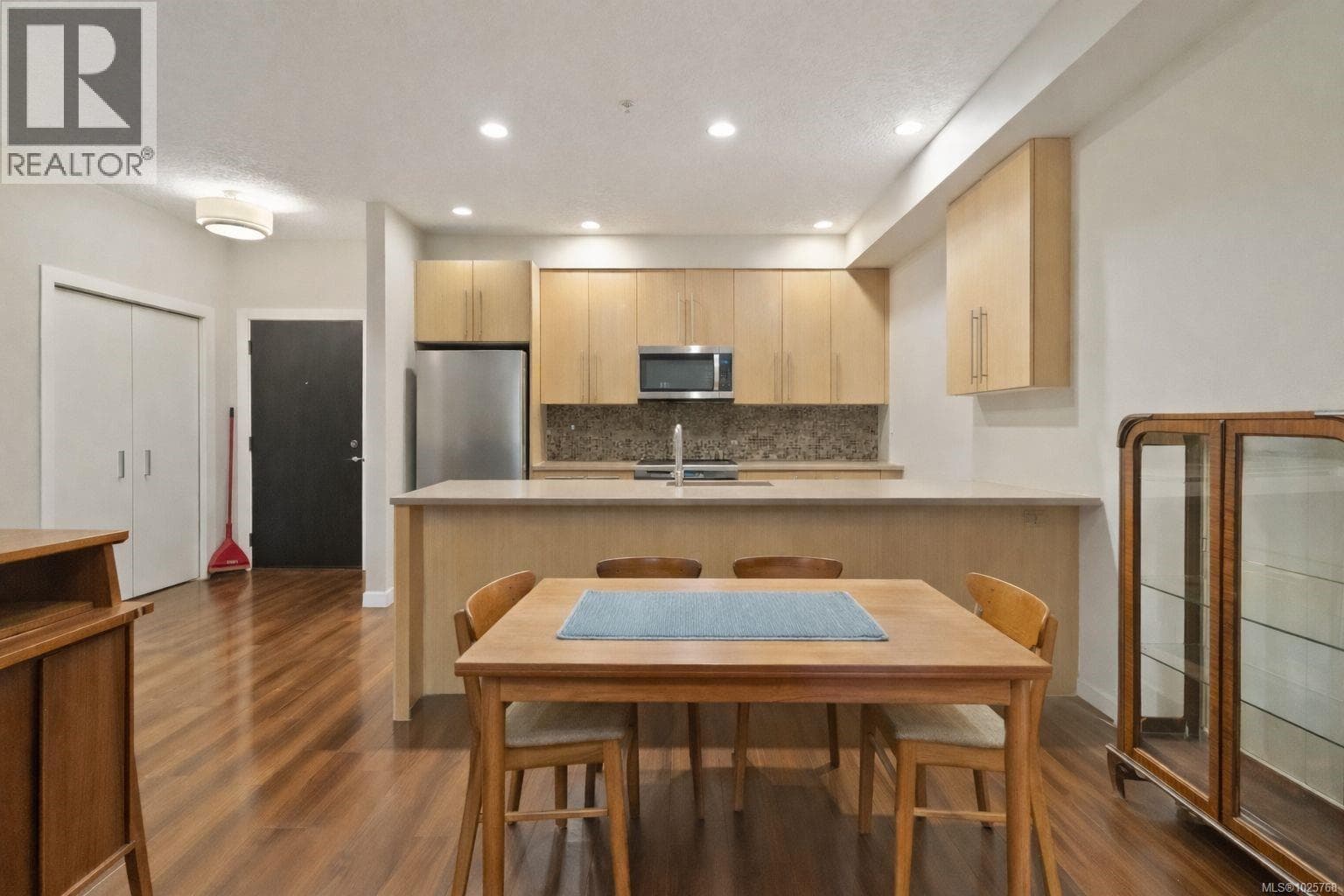 112 4529 West Saanich Rd photo 5