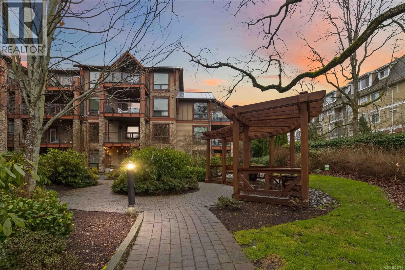 112 4529 West Saanich Rd photo 2