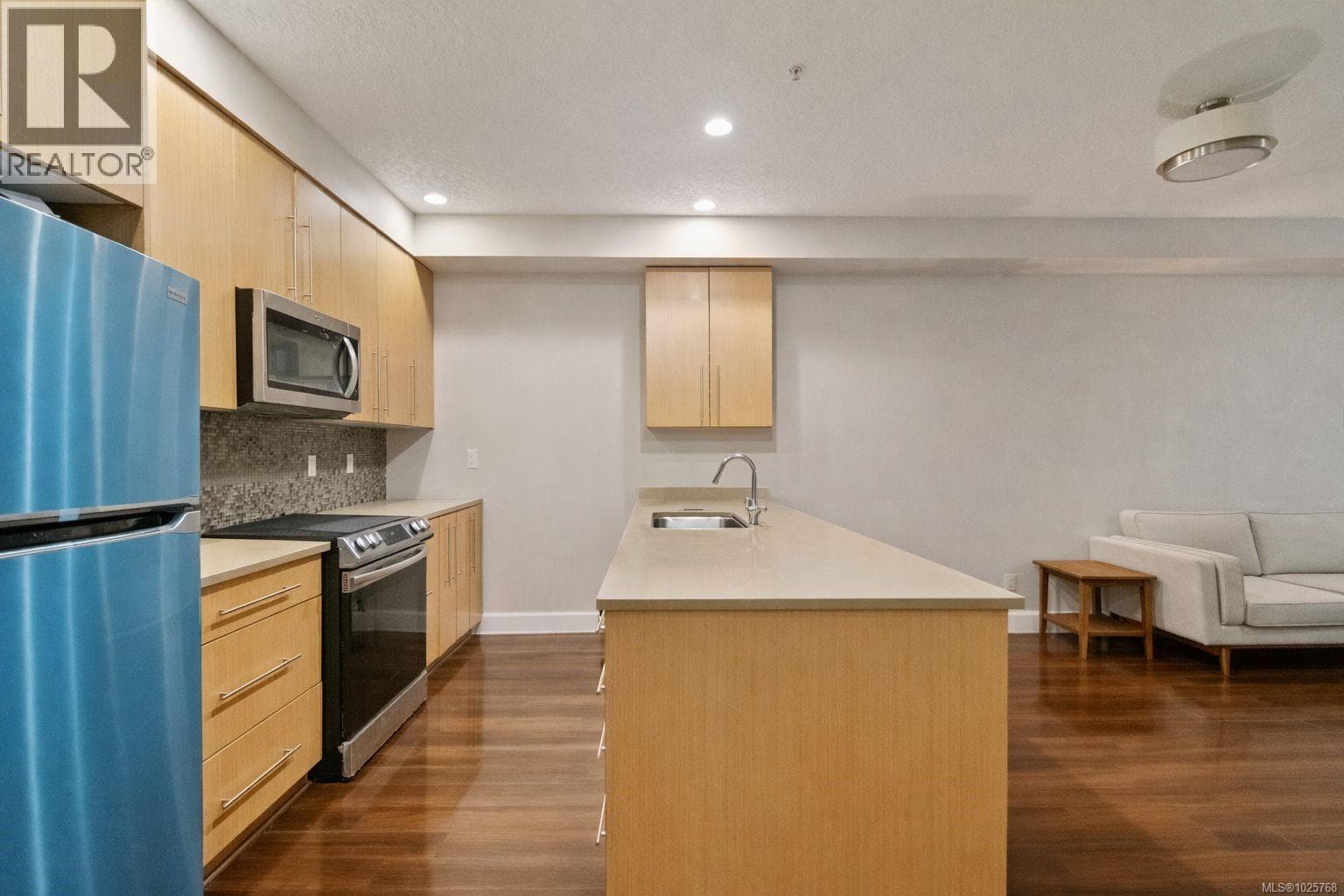 112 4529 West Saanich Rd photo 3