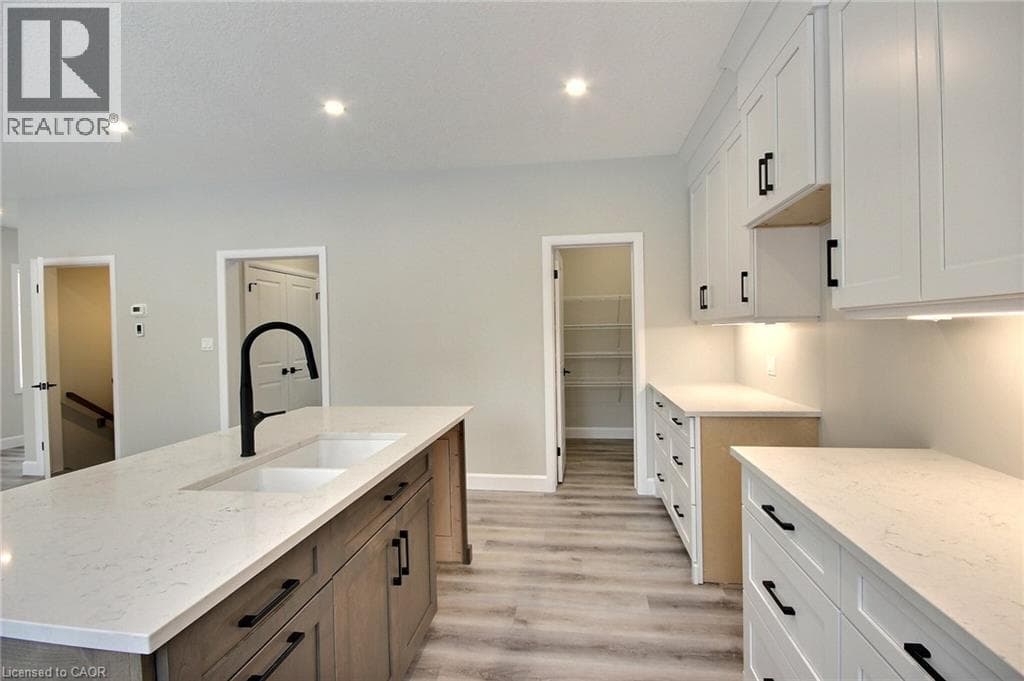 16 ROBERTS Street N photo 4