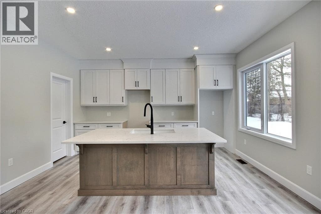 16 ROBERTS Street N photo 3