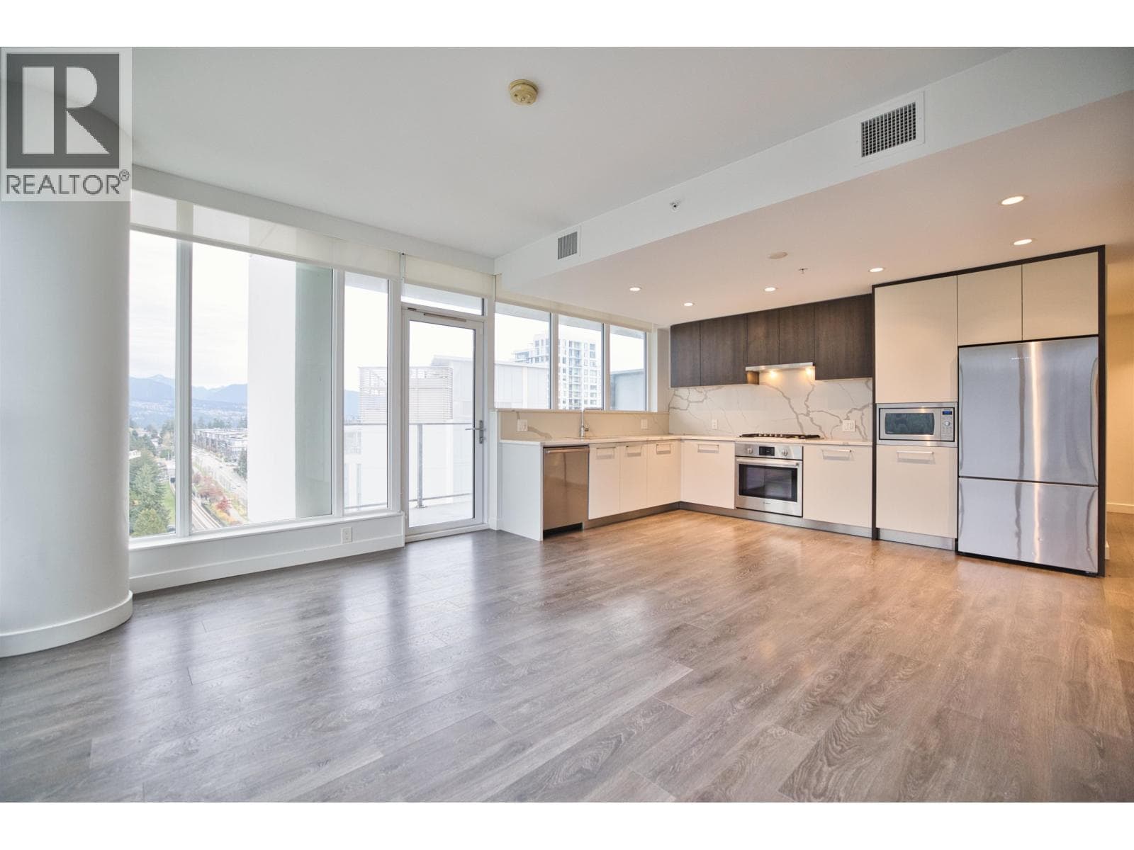 1604 567 CLARKE ROAD photo 2