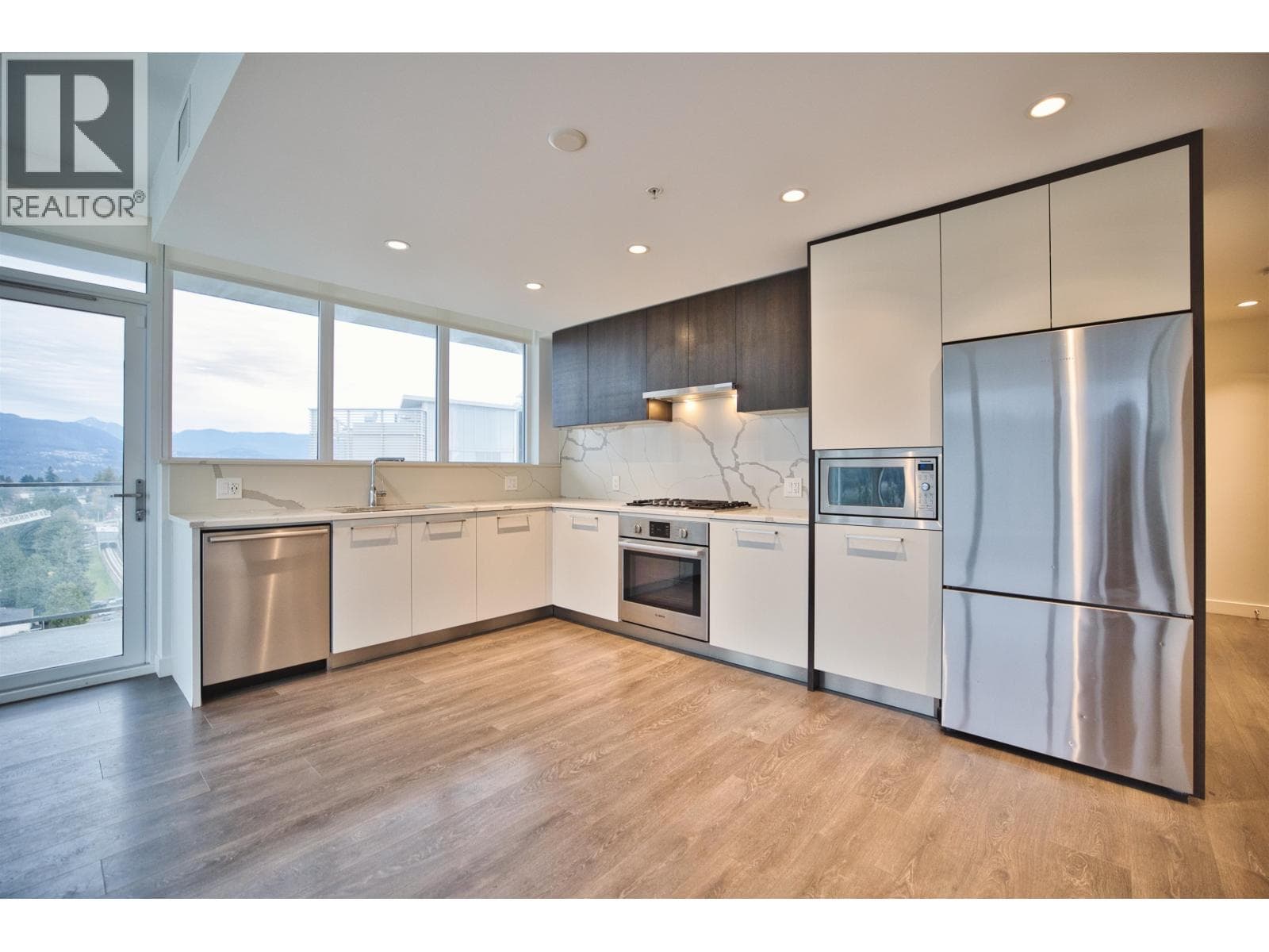1604 567 CLARKE ROAD photo 4