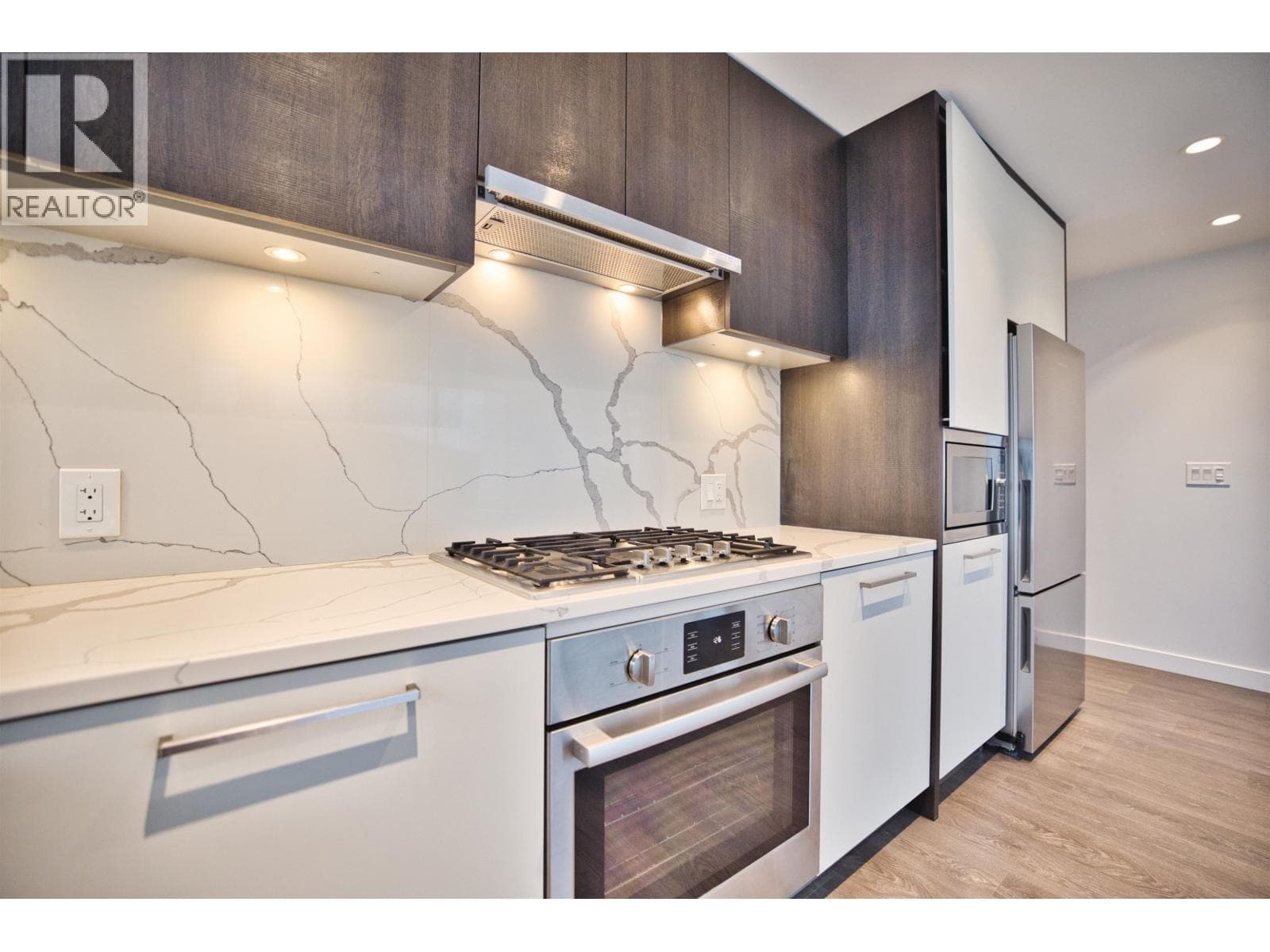 1604 567 CLARKE ROAD photo 5