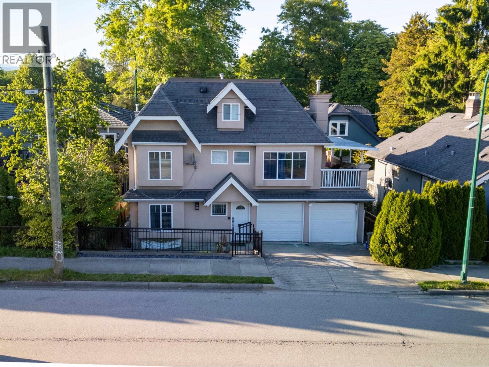 1089 E KING EDWARD AVENUE photo 2