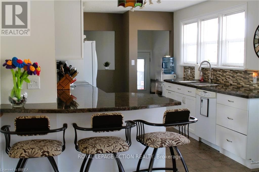 27 COLLINGDON DRIVE photo 3