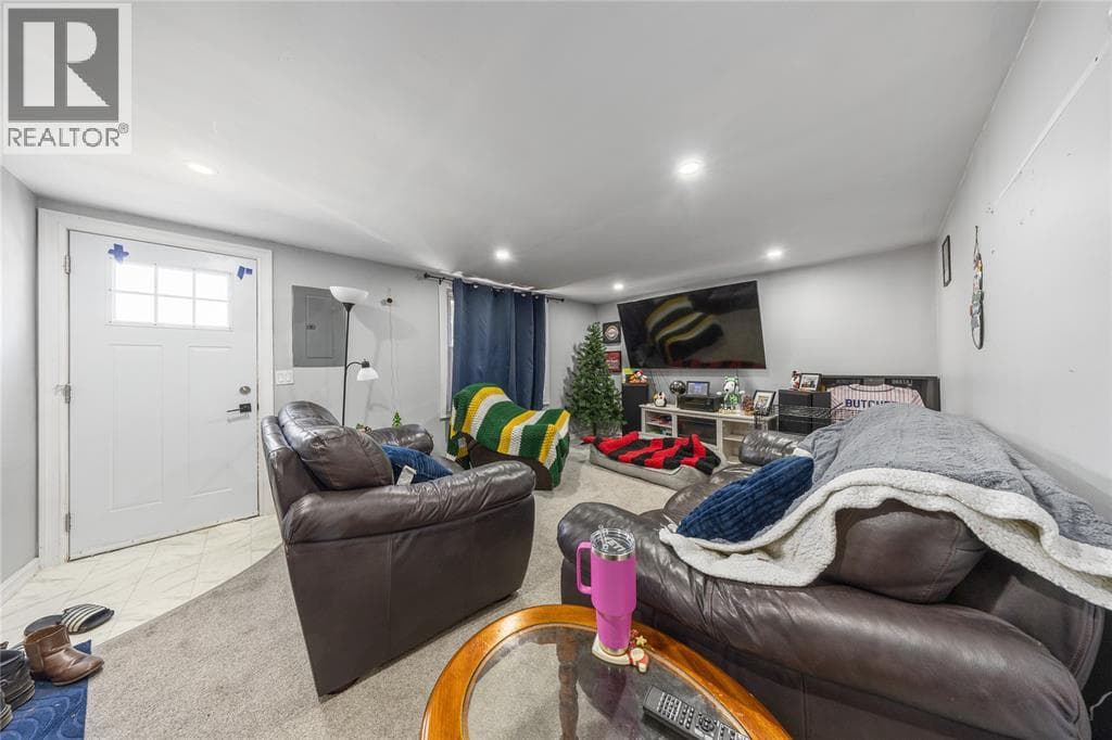 2 DANIELS PLACE photo 4