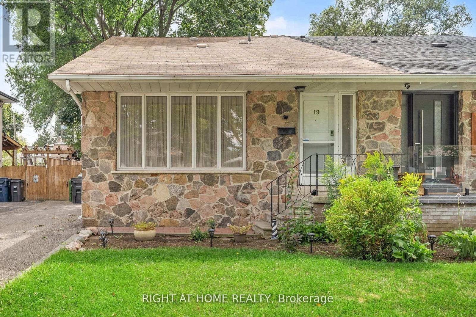 19 DUNSANY CRESCENT photo 2