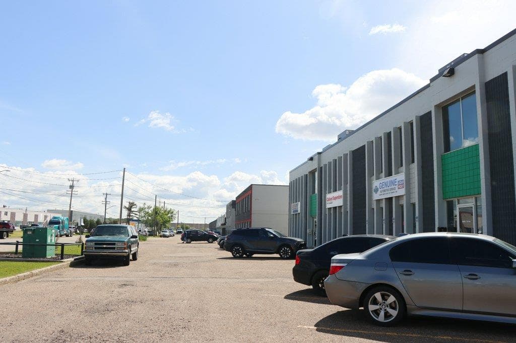 16813  113 Avenue NW photo 3
