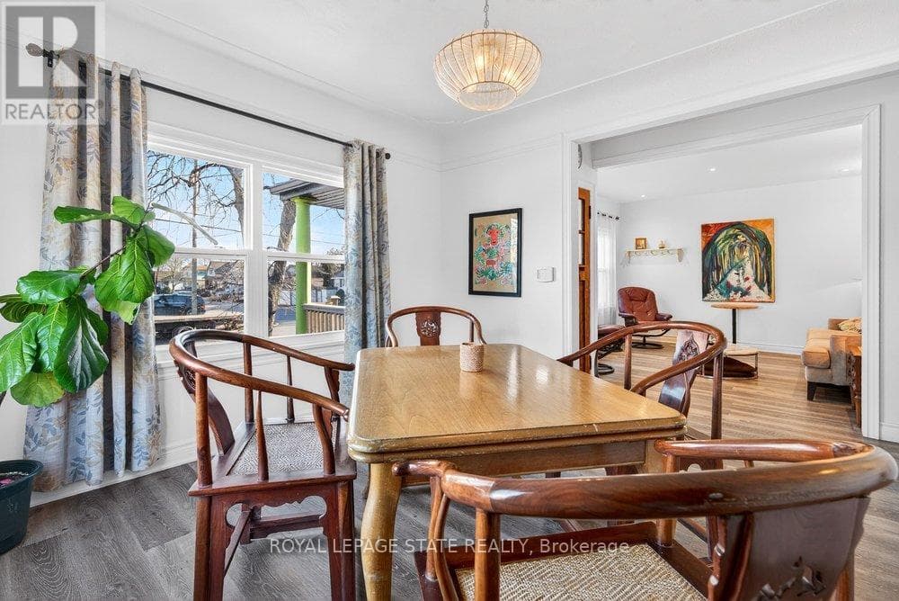 710 RENNIE STREET photo 4